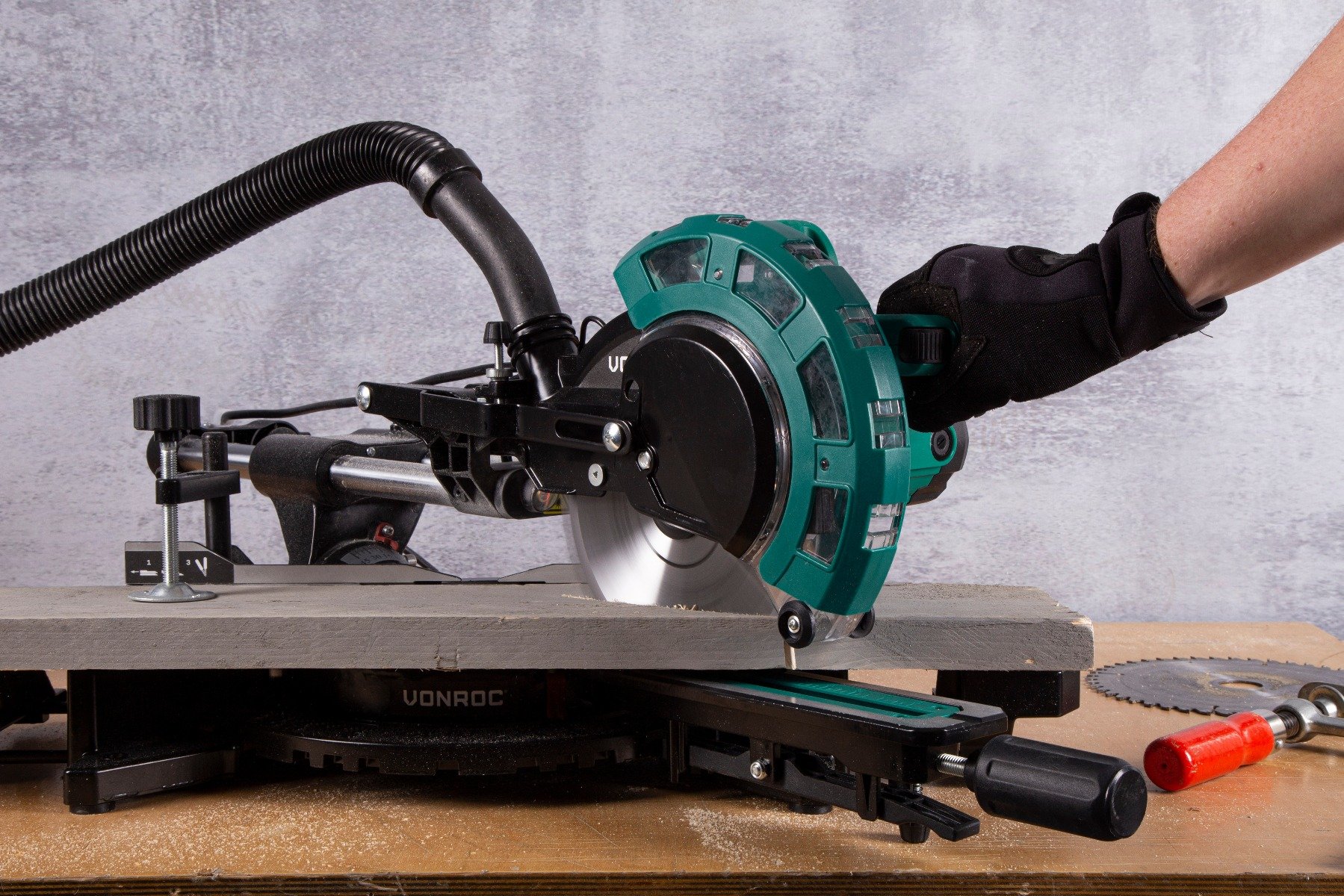 VONROC MS802AA Lama universale 216x30mm per troncatrice e sega da tavolo - 60 denti