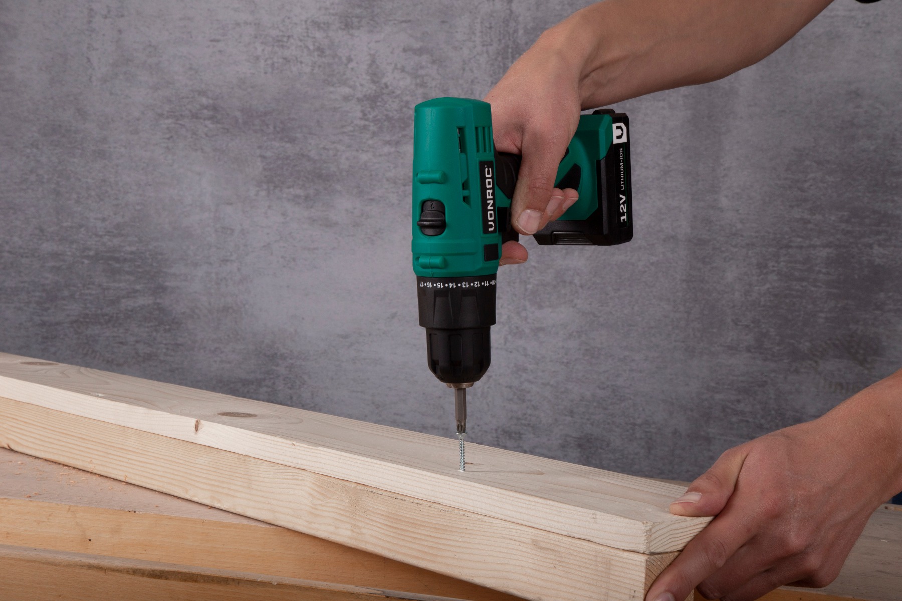 VONROC CD502DC Trapano avvitatore a batteria 12V. Include 1 batteria 1.3Ah e caricabatterie rapido