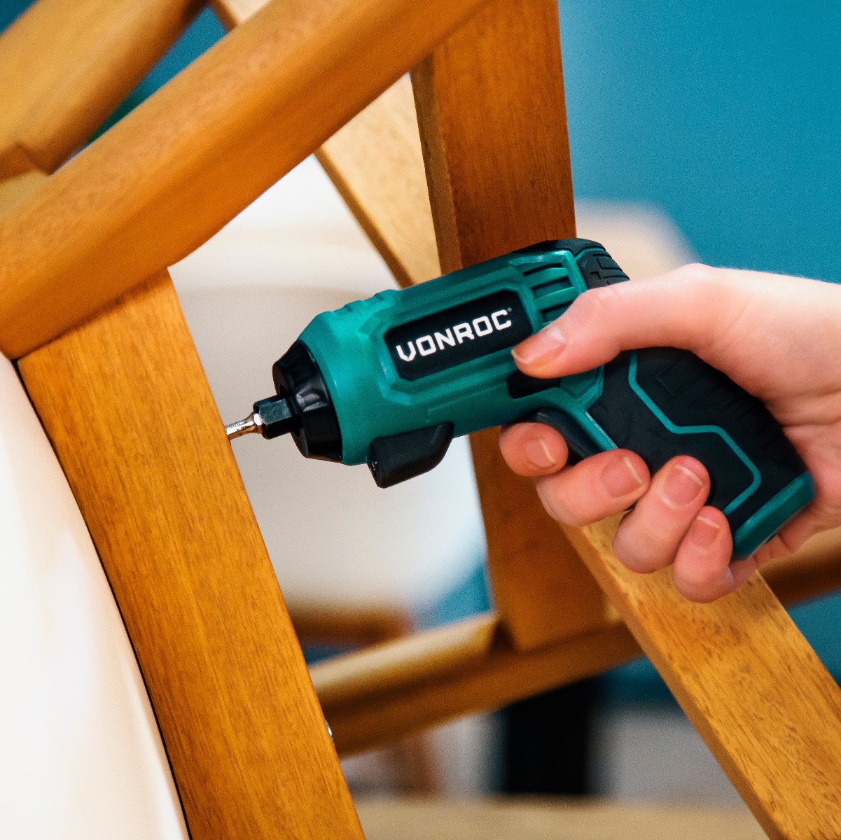 VONROC CD507DC Avvitatore a batteria 4V. Include set da 14 pezzi, cavo di ricarica USB-C e custodia