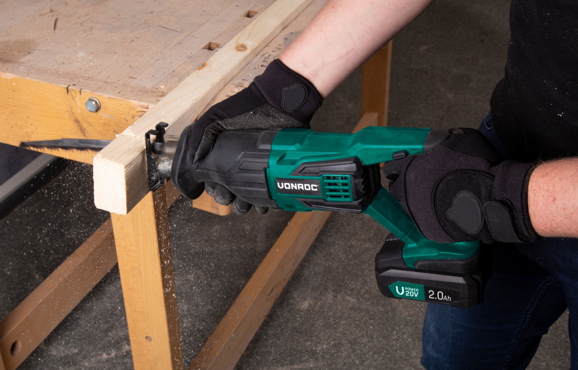 Sega a gattuccio. Incl. 1 batteria 2.0Ah, caricabatterie, 3 lame e sacca portautensili VONROC