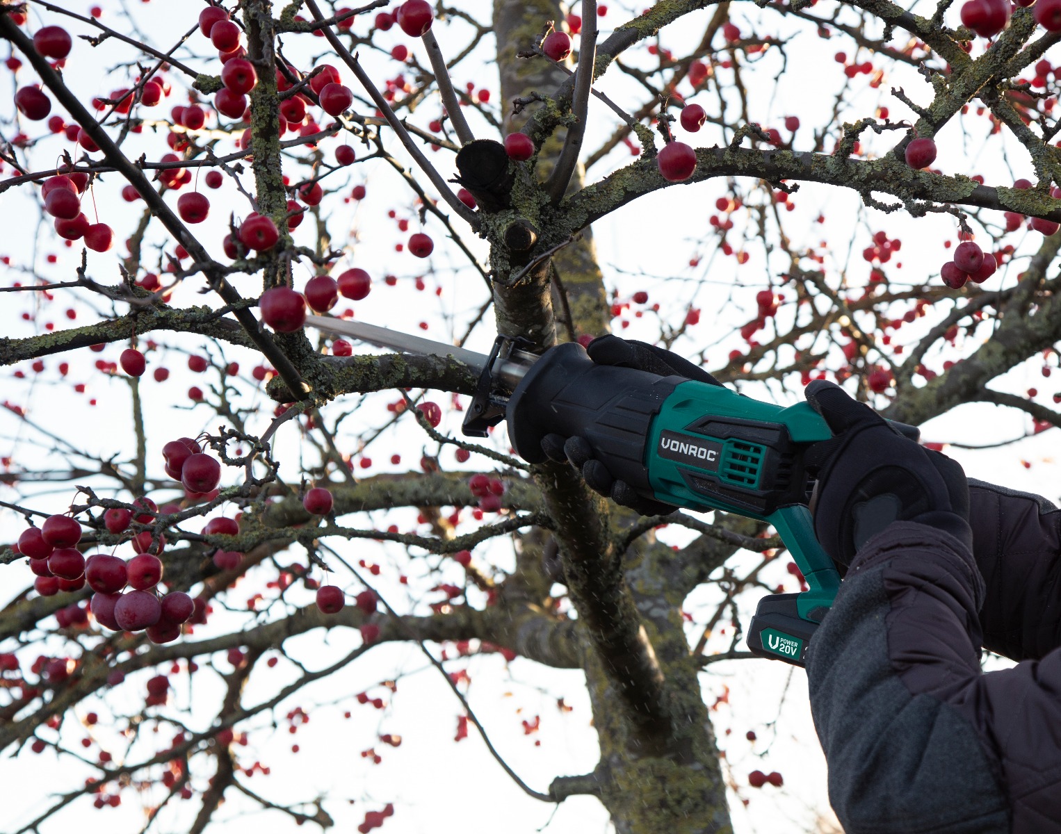 Sega a gattuccio. Incl. 1 batteria 2.0Ah, caricabatterie, 3 lame e sacca portautensili VONROC