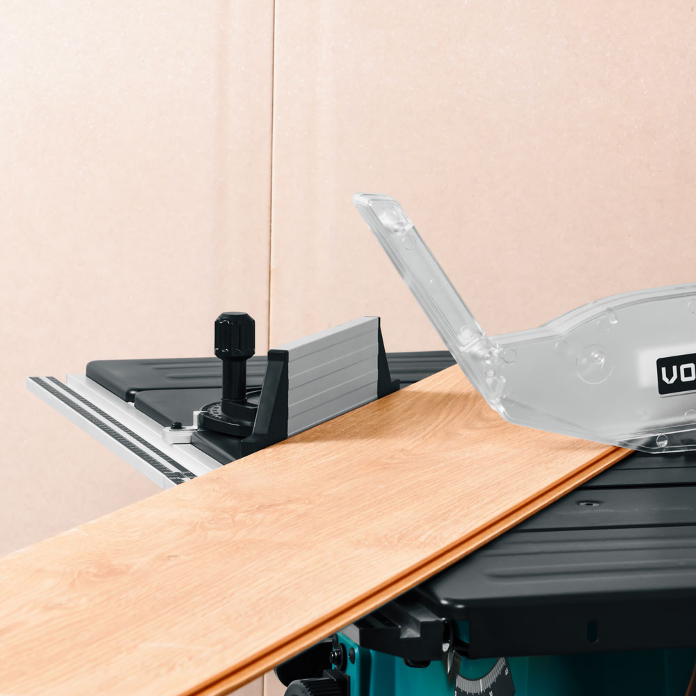Scie sur table VONROC TS504AC en utilisation
