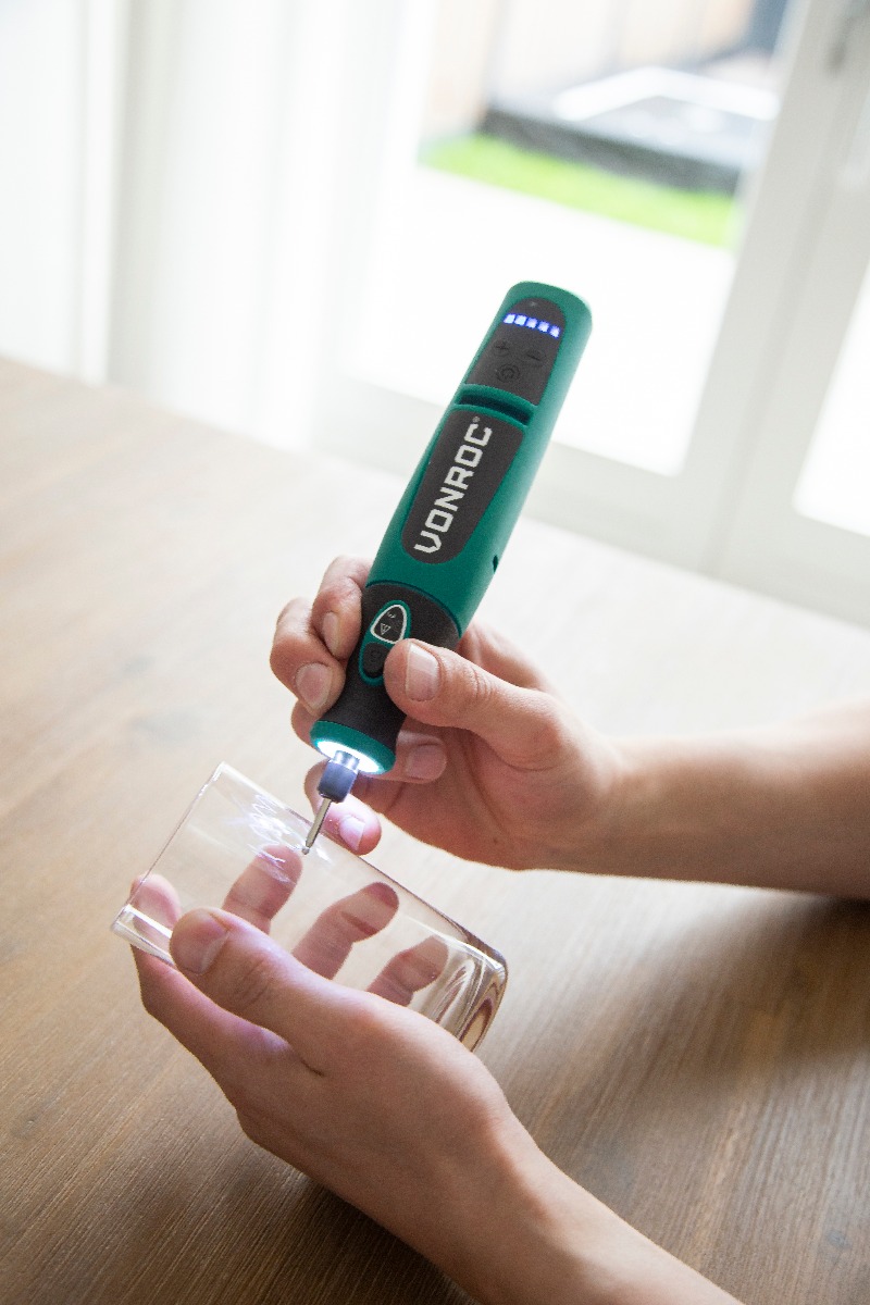 VONROC CT502DC Utensile rotante multifunzione 8V. Include set di 24 accessori, caricatore e sacca portautensili