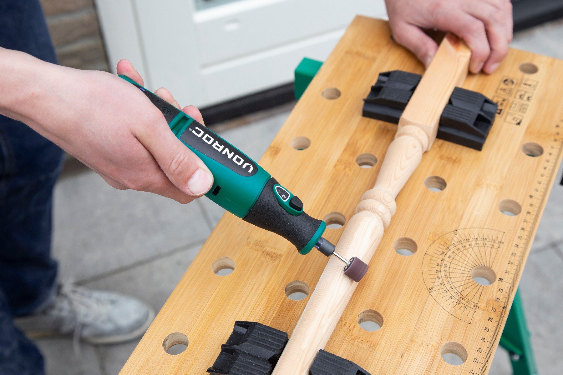 VONROC CT502DC Utensile rotante multifunzione 8V. Include set di 24 accessori, caricatore e sacca portautensili