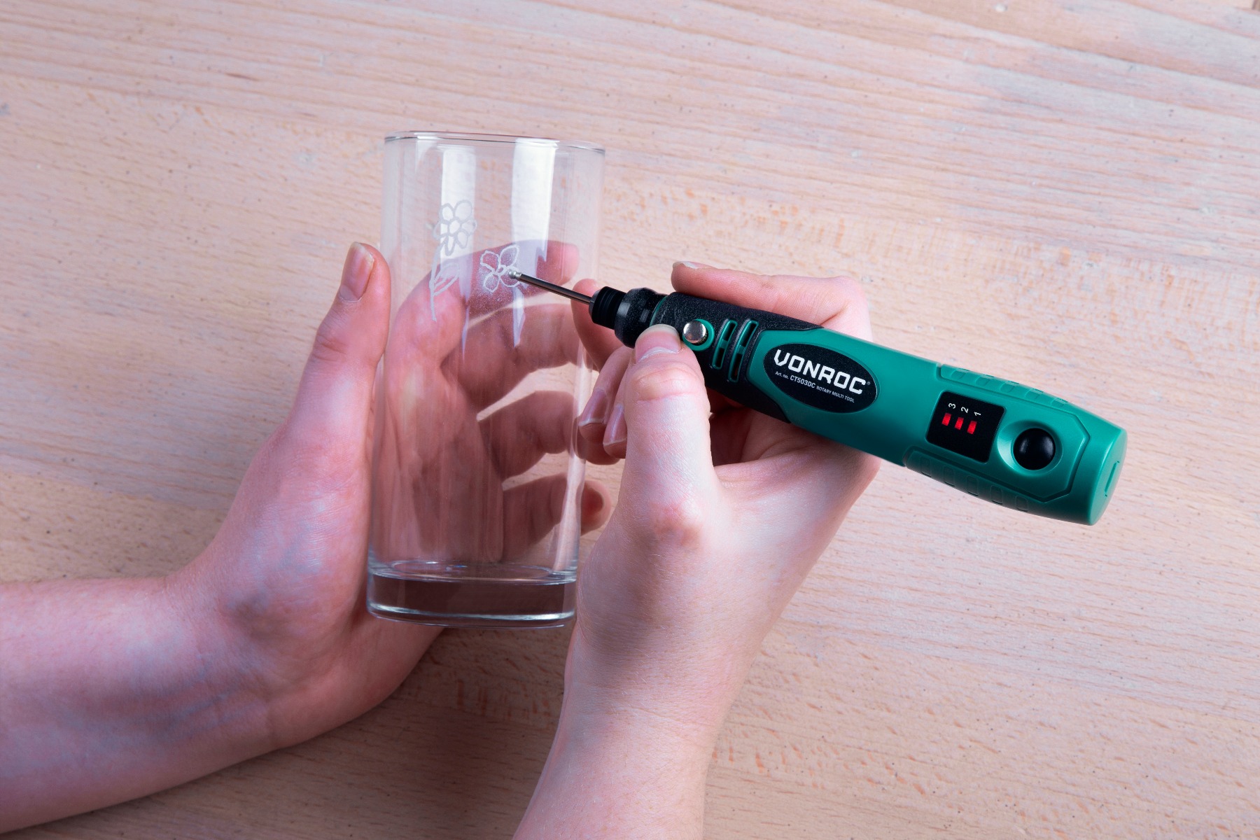 Utensile multifunzione 4V. Include 31 accessori VONROC