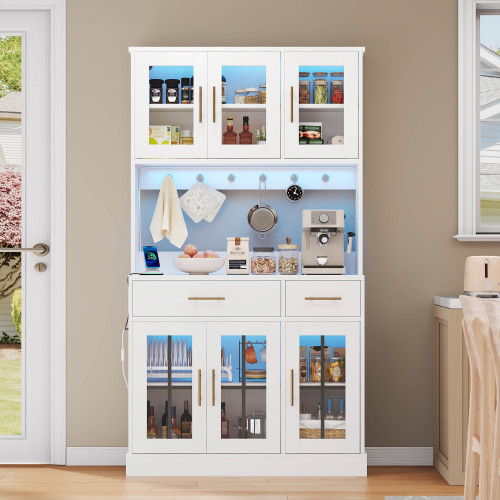 Portes vitrées et poignées dorées du meuble de cuisine blanc