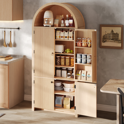 Compartiments ouverts, étagères et rangement fermé de l’armoire