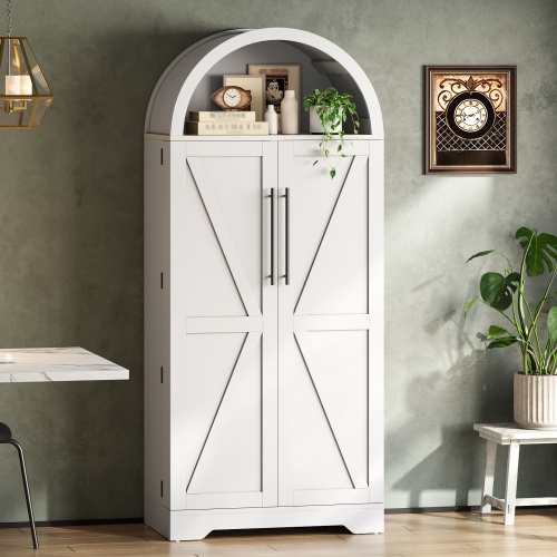 Portes décorées d’un motif en X avec poignées noires