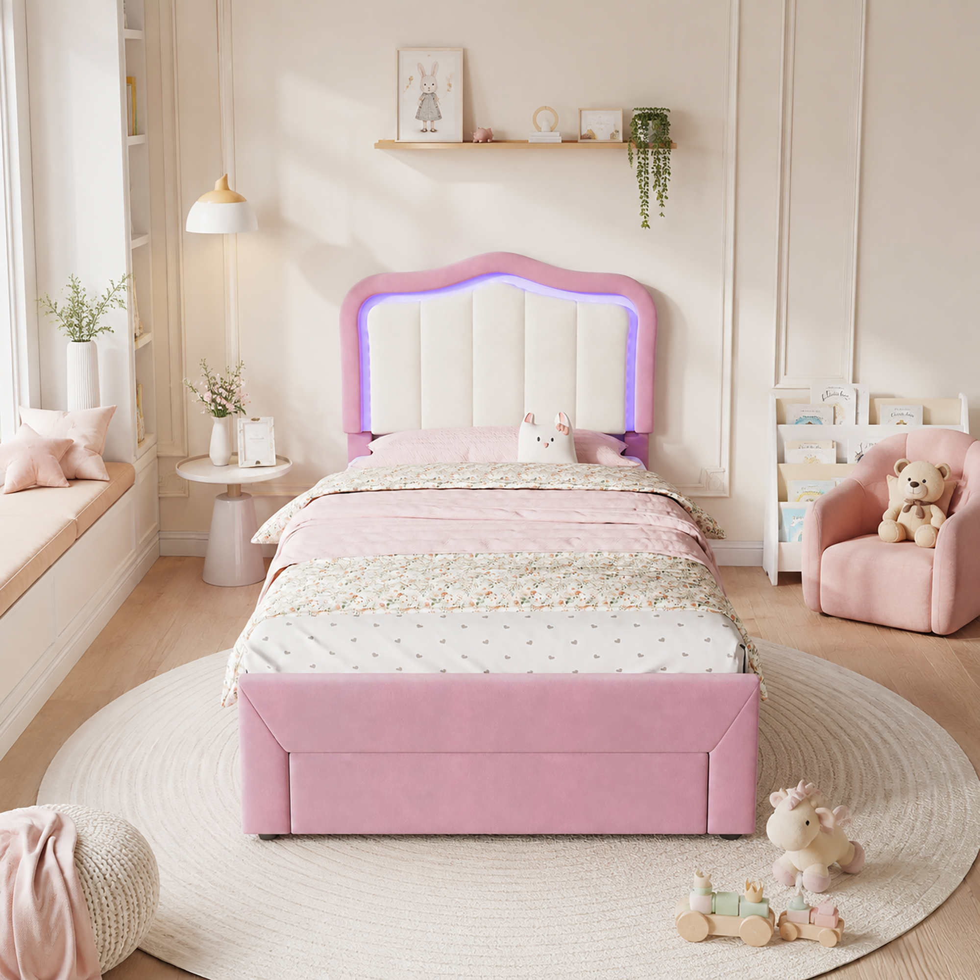 Détail du lit enfant rose avec dossier blanc rembourré