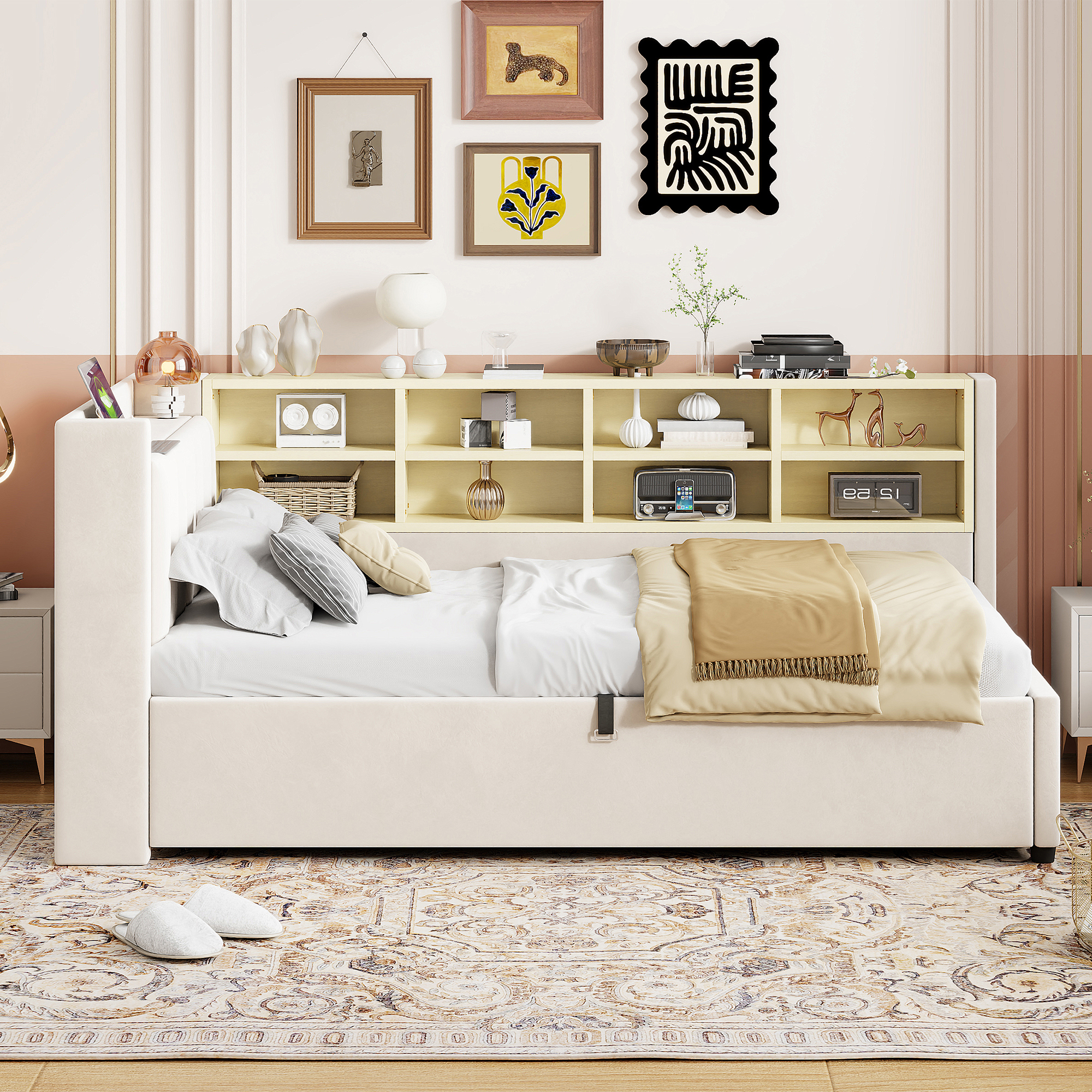 Vue latérale du lit beige avec bibliothèque intégrée et compartiments de rangement ouverts