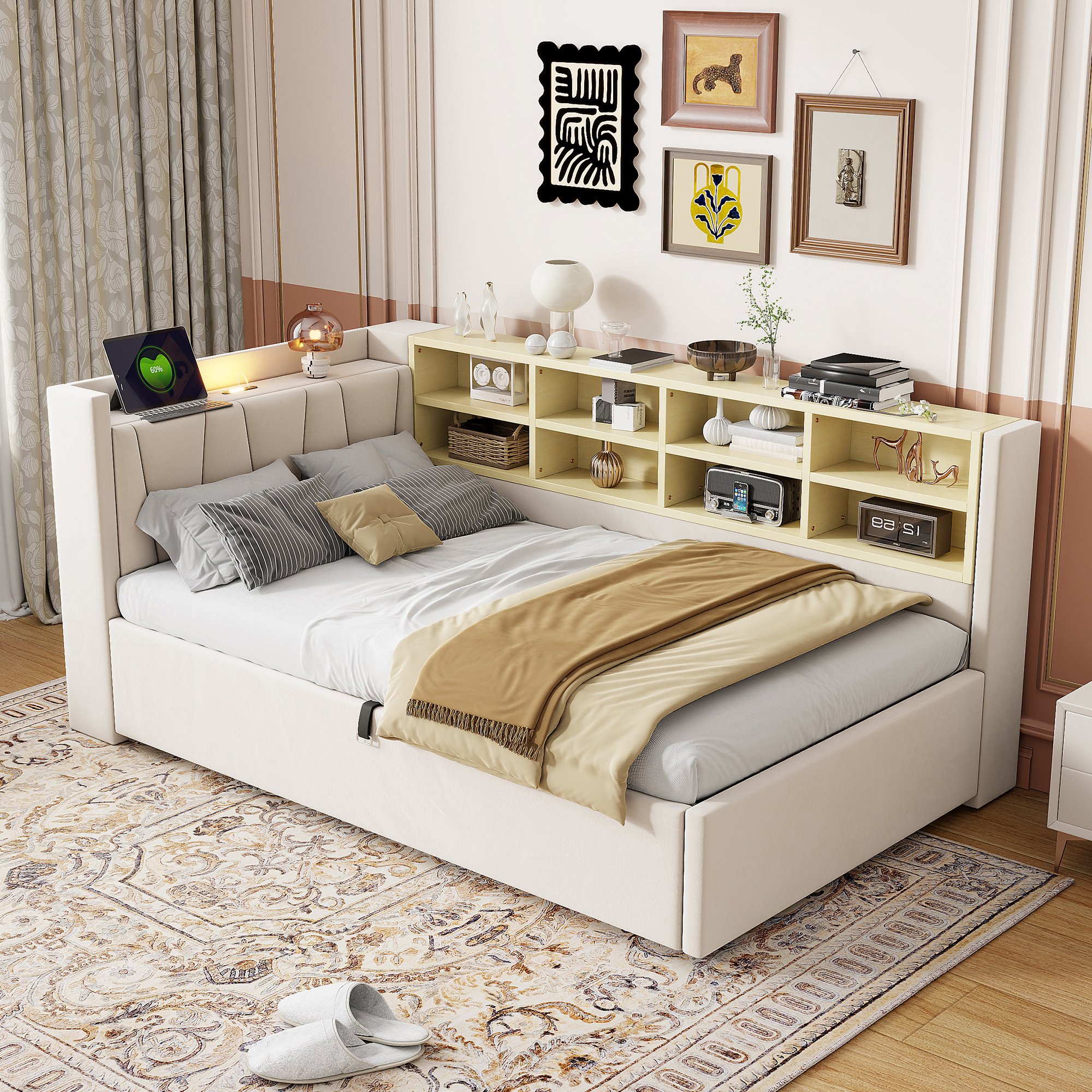 Vue d'ensemble du lit banquette en velours beige avec dossier rembourré et bibliothèque intégrée