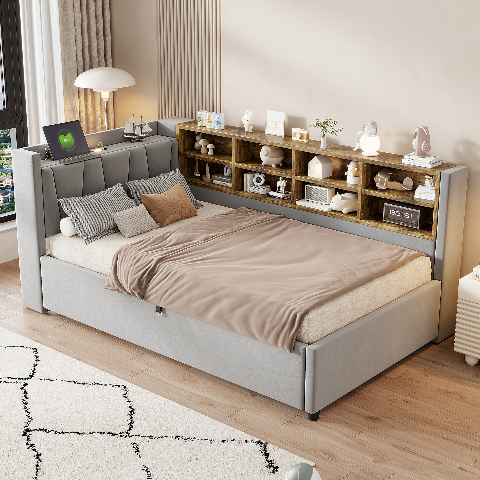 Vue d'ensemble du lit banquette 90 x 200 cm en velours gris clair avec dossier capitonné et étagères intégrées