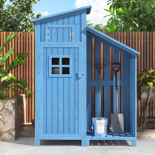 Deux étagères de rangement à l’intérieur de l’armoire de jardin