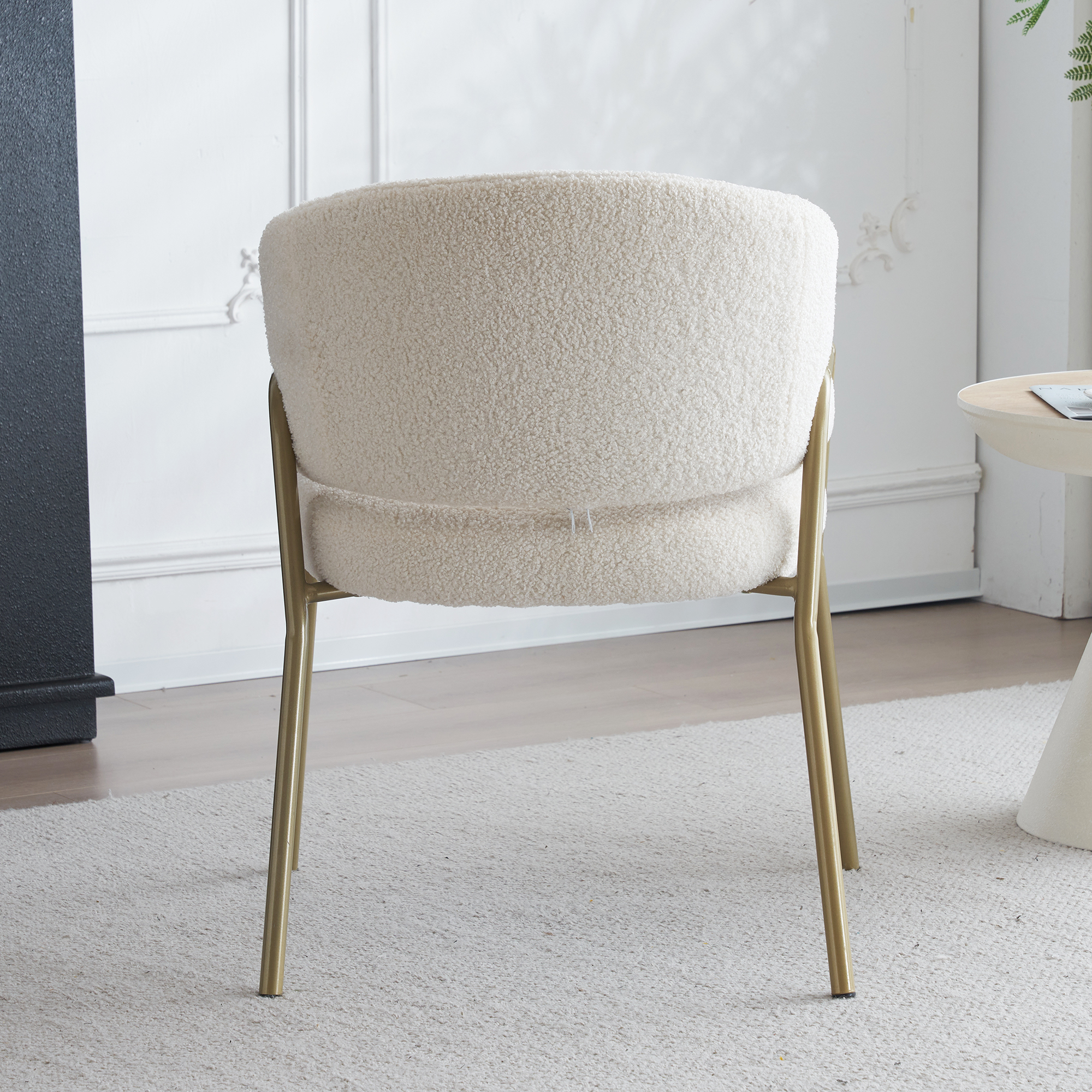 fauteuil à manger blanc pelage imitation agneau pieds dorés