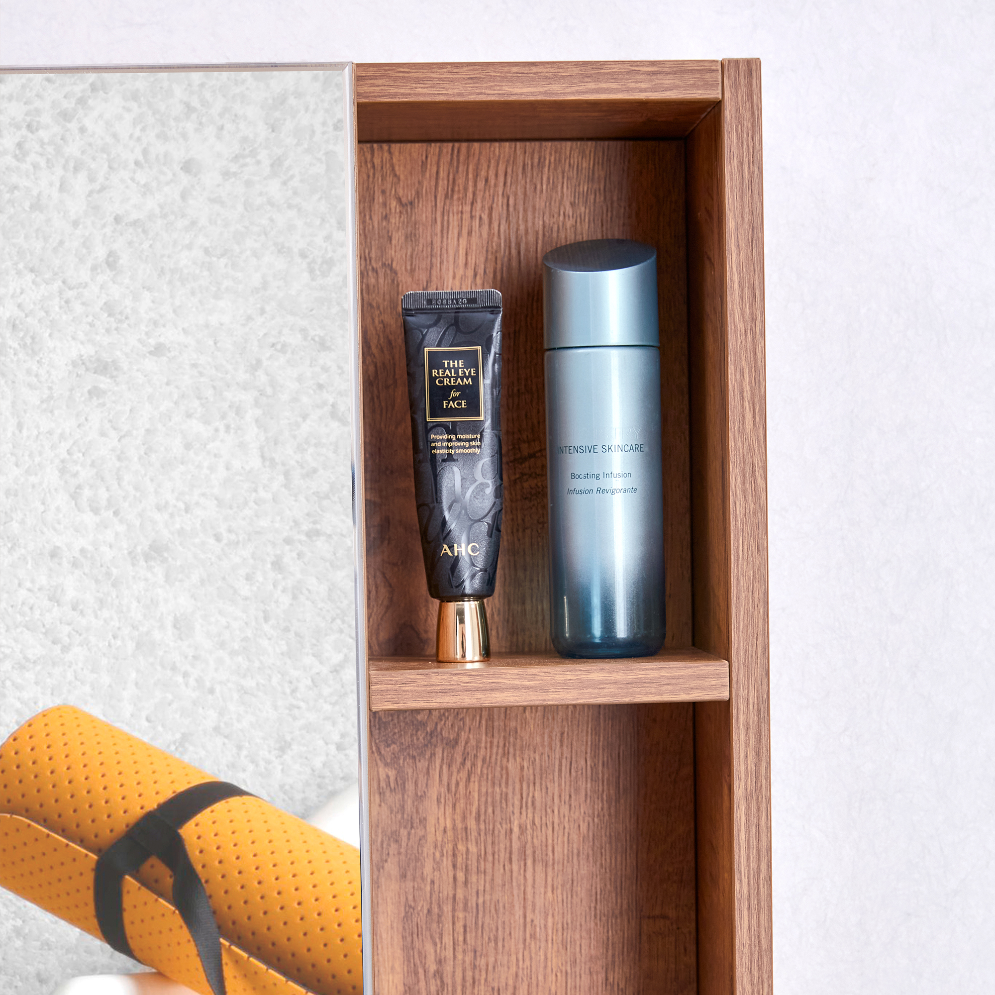 Miroir intégré rangement cosmétiques produits de soin
