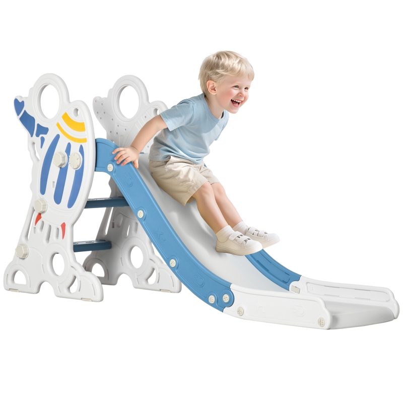 Enfant utilise le toboggan intérieur