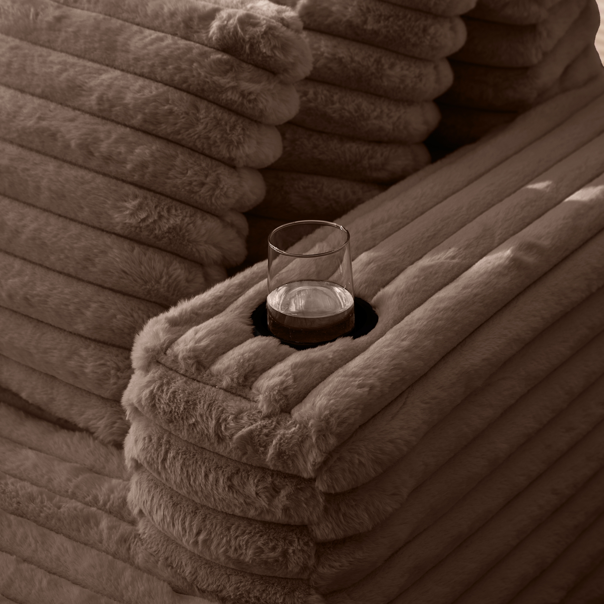 Fauteuil en velours lapin haute densité, rayures verticales, accoudoirs avec porte-gobelet, assise généreuse, dossier segmenté, pour salon et chambre, moelleux comme un nuage, effet enveloppant, confort et style - image 1
