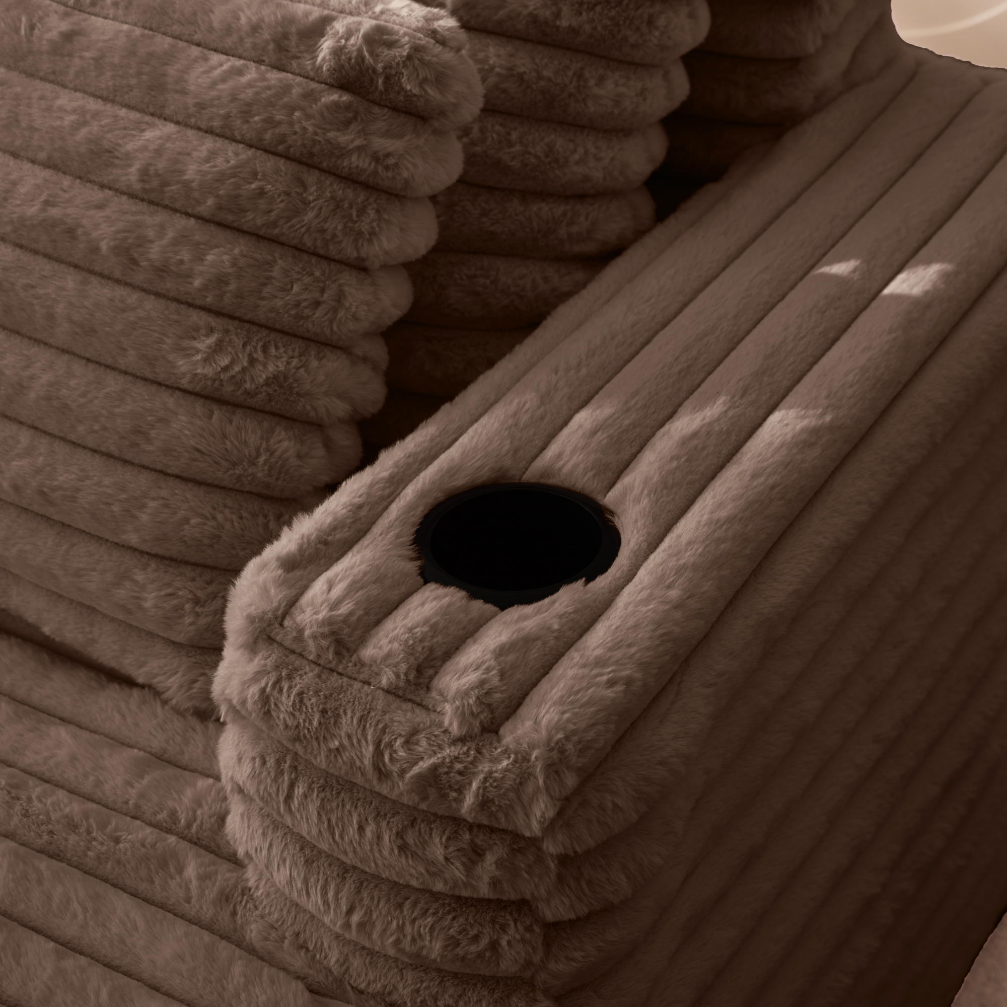 Fauteuil en velours lapin haute densité, rayures verticales, accoudoirs avec porte-gobelet, assise généreuse, dossier segmenté, pour salon et chambre, moelleux comme un nuage, effet enveloppant, confort et style - image 3