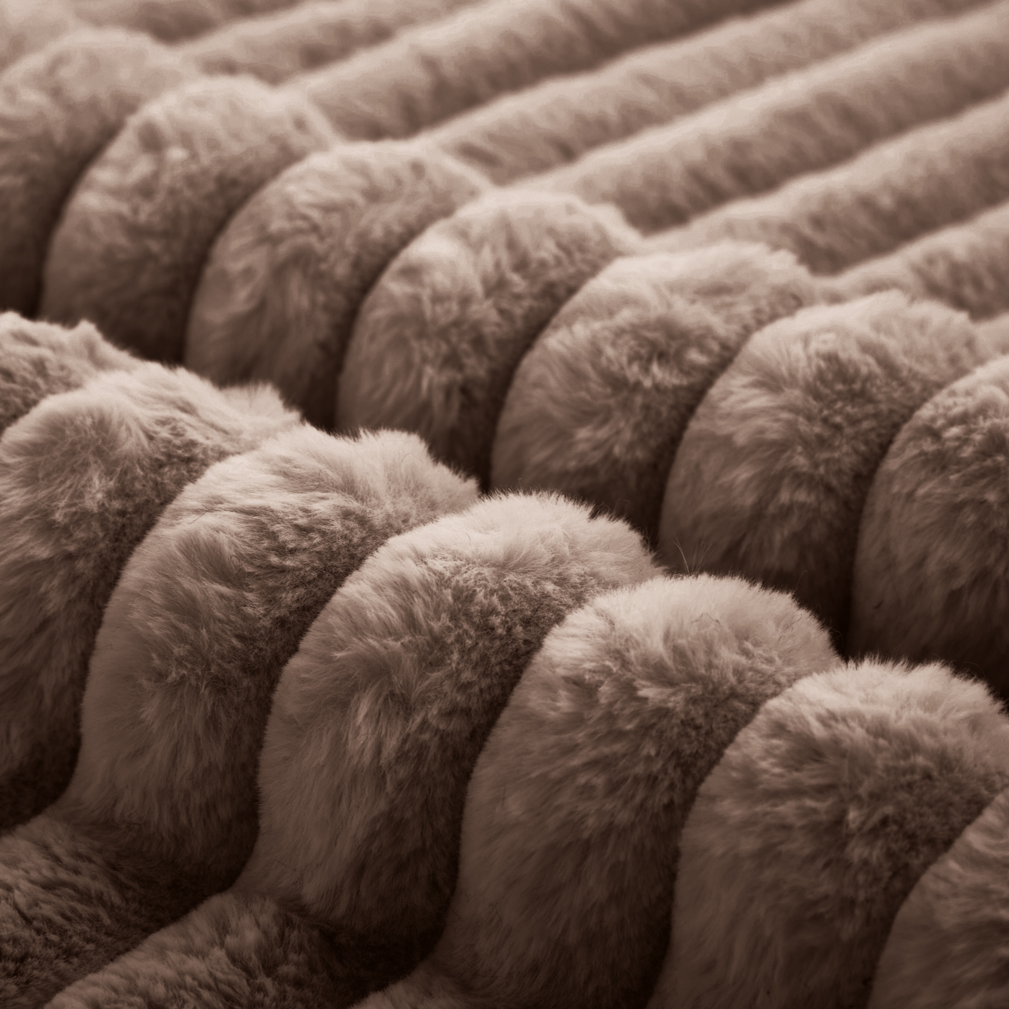 Fauteuil en velours lapin haute densité, rayures verticales, accoudoirs avec porte-gobelet, assise généreuse, dossier segmenté, pour salon et chambre, moelleux comme un nuage, effet enveloppant, confort et style - image 6
