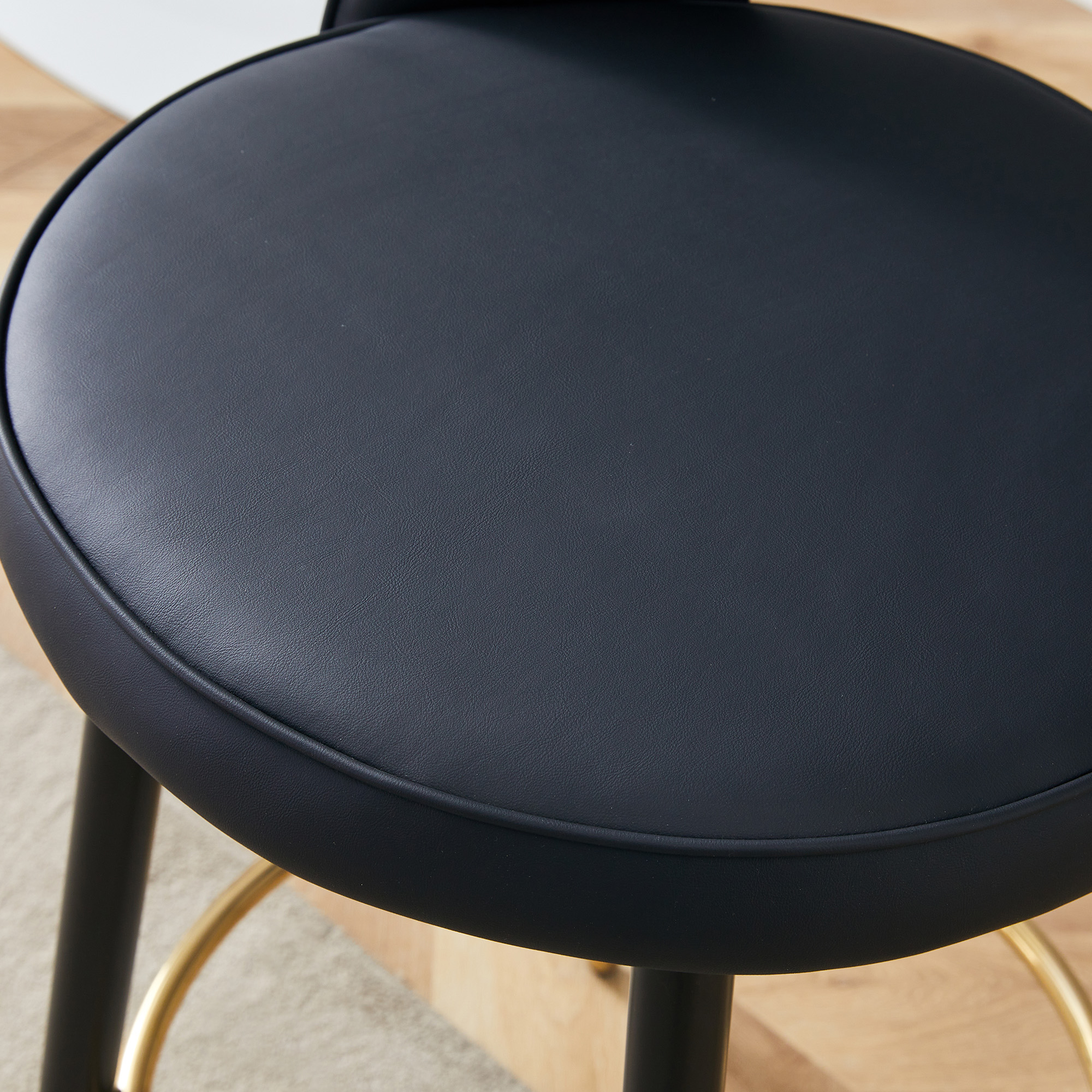 Tabouret de bar avec dossier ajouré unique, pieds métal avec accents dorés, design noir minimaliste, pour bar et cuisine, style contemporain, attire tous les regards, polyvalent, stabilité et élégance - image 12