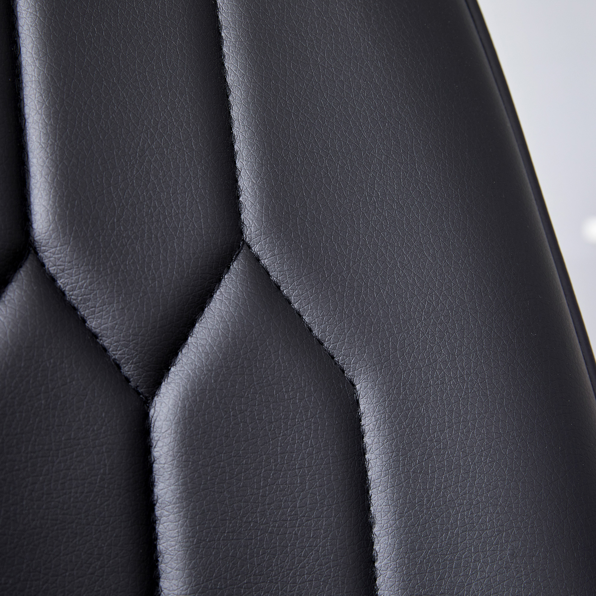 Chaise de salle à manger noire en PU cuir, pieds métal argent, dossier ergonomique, pour salle à manger et salon, design moderne industriel, soutien lombaire, haute capacité, style élégant minimaliste - image 15