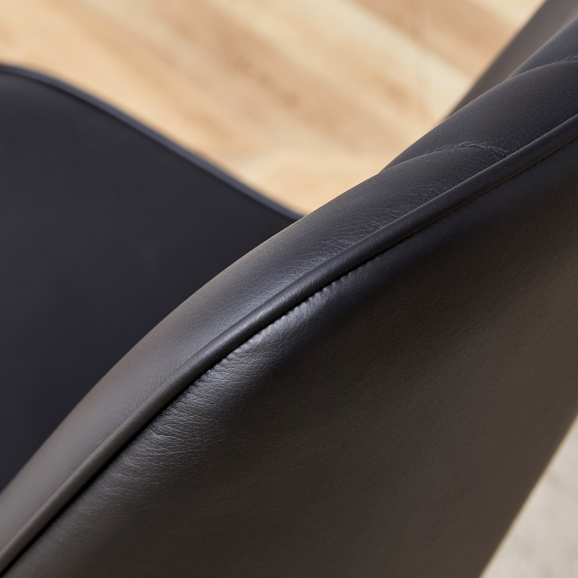 Chaise de salle à manger noire en PU cuir, pieds métal argent, dossier ergonomique, pour salle à manger et salon, design moderne industriel, soutien lombaire, haute capacité, style élégant minimaliste - image 13