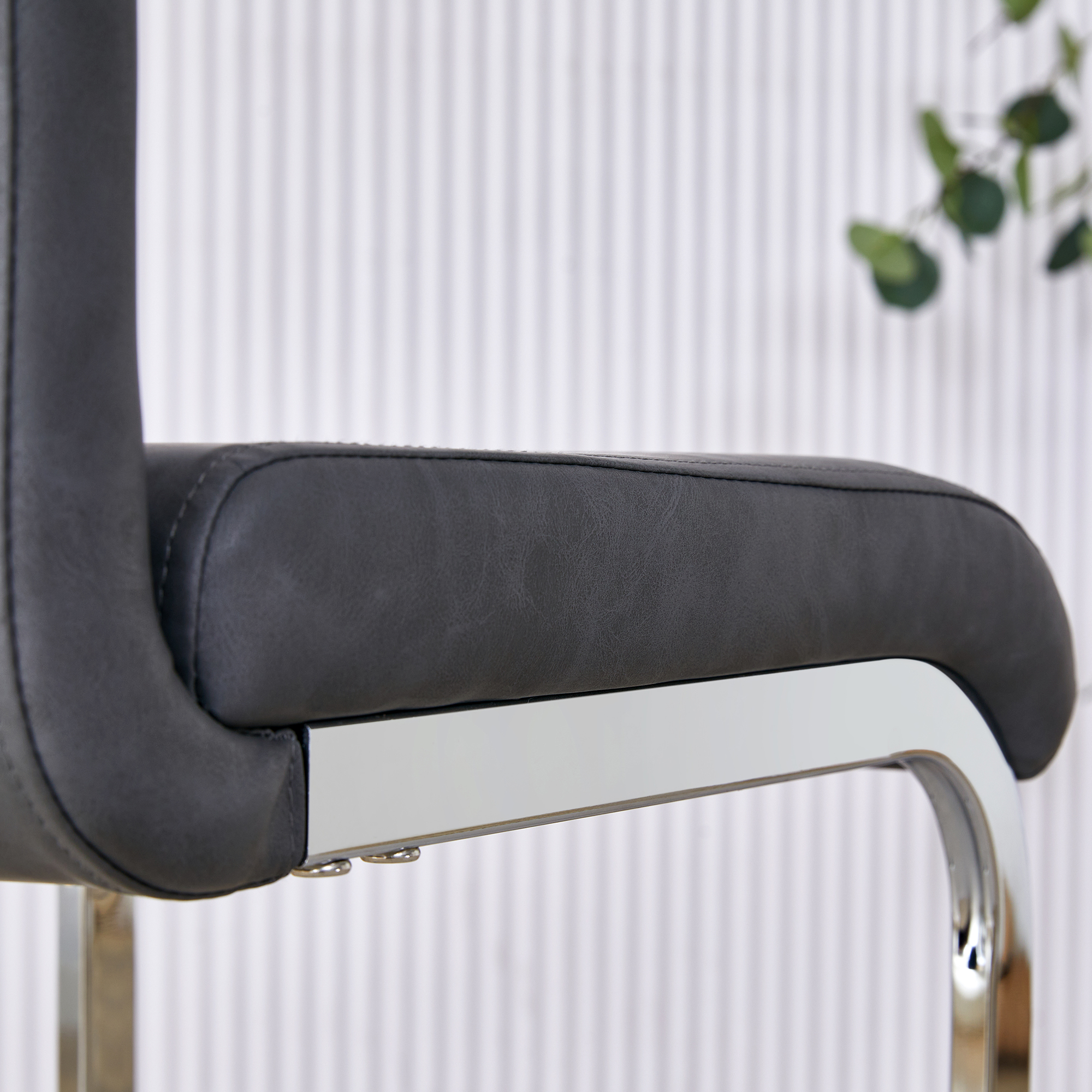 Tabouret de bar avec pieds métal argent, PU, hauteur totale 96.5 cm, assise 63.5 cm, repose-pieds, pour bar et cuisine, design unique, confort assise, facile entretien, style moderne, stabilité - image 8