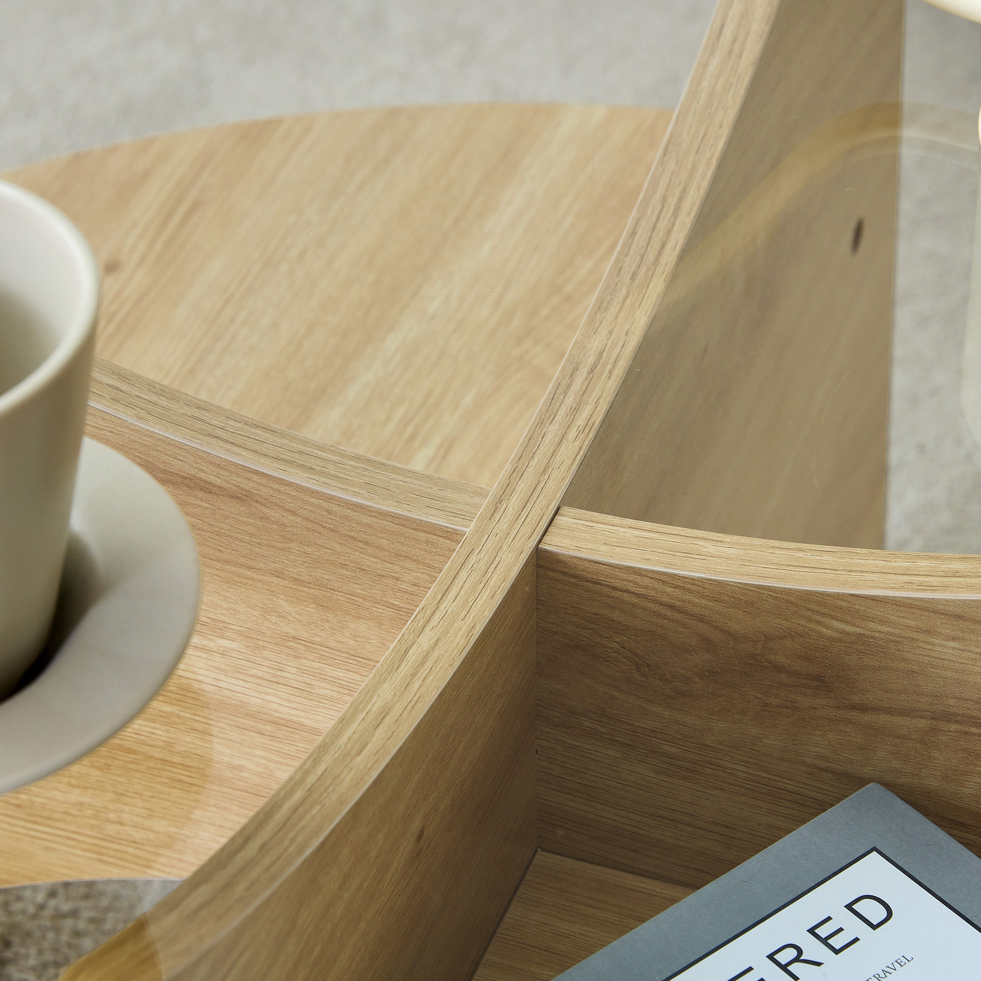 plateau polyvalent : place pour service à thé, coupe‑fruits, vases, décoration et rangement quotidien