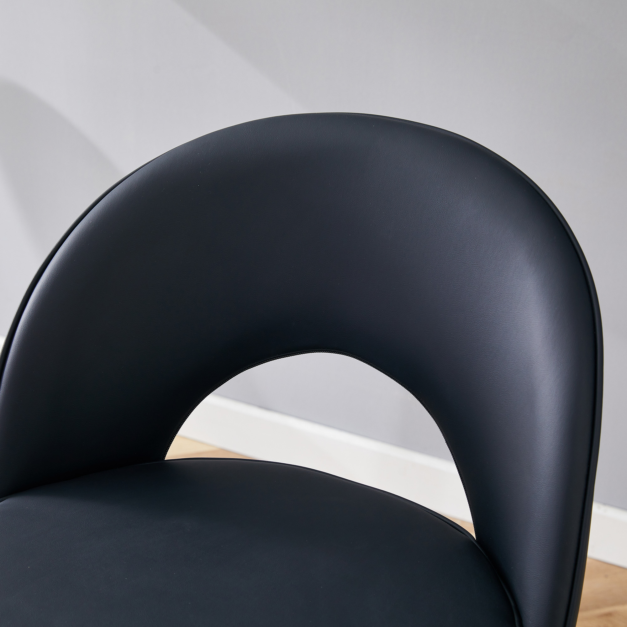 Tabouret de bar avec dossier ajouré unique, pieds métal avec accents dorés, design noir minimaliste, pour bar et cuisine, style contemporain, attire tous les regards, polyvalent, stabilité et élégance - image 9