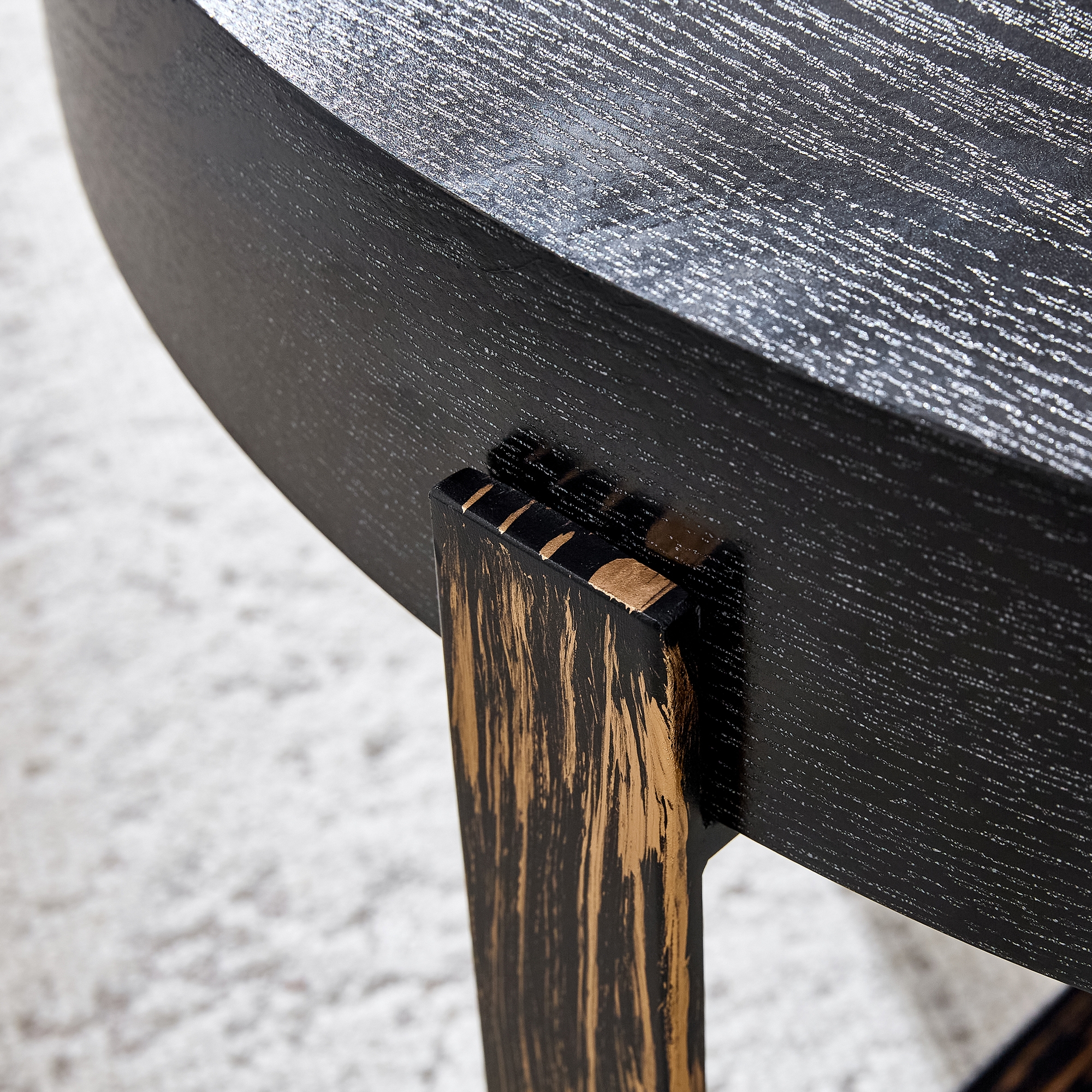 Table basse ronde Ø68 cm, MDF 10 cm imitation bois noir, pieds métal croix bronze antique, hauteur 36 cm, pour salon, design vintage industriel, stabilité, style élégant, facile entretien, décoration - image 16