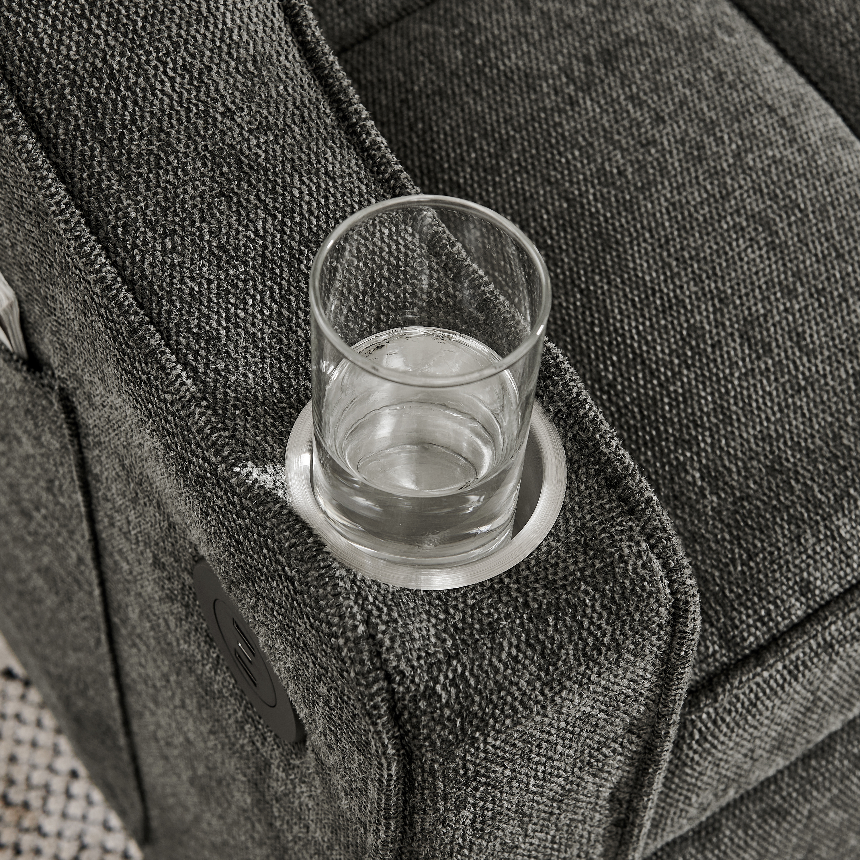 Fauteuil inclinable électrique avec USB et USB-C dans accoudoir, porte-gobelet acier inoxydable, poches latérales, montage rapide, pour salon et home cinéma, confort et technologie, massage et détente - image 2