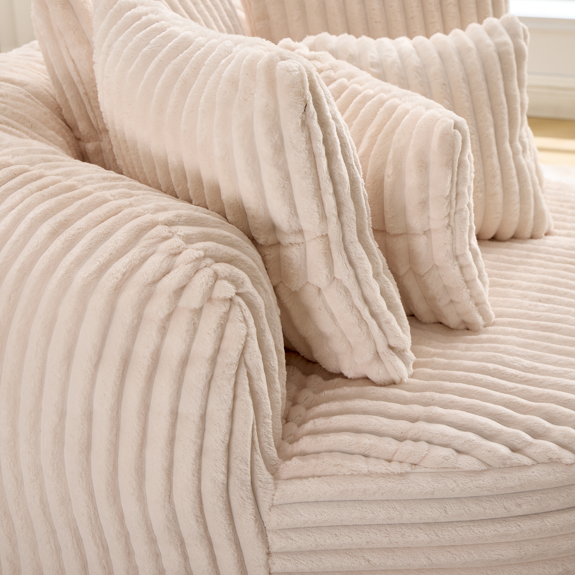 grand fauteuil de détente fourni avec 5 coussins pour soulager la pression du dos et des bras