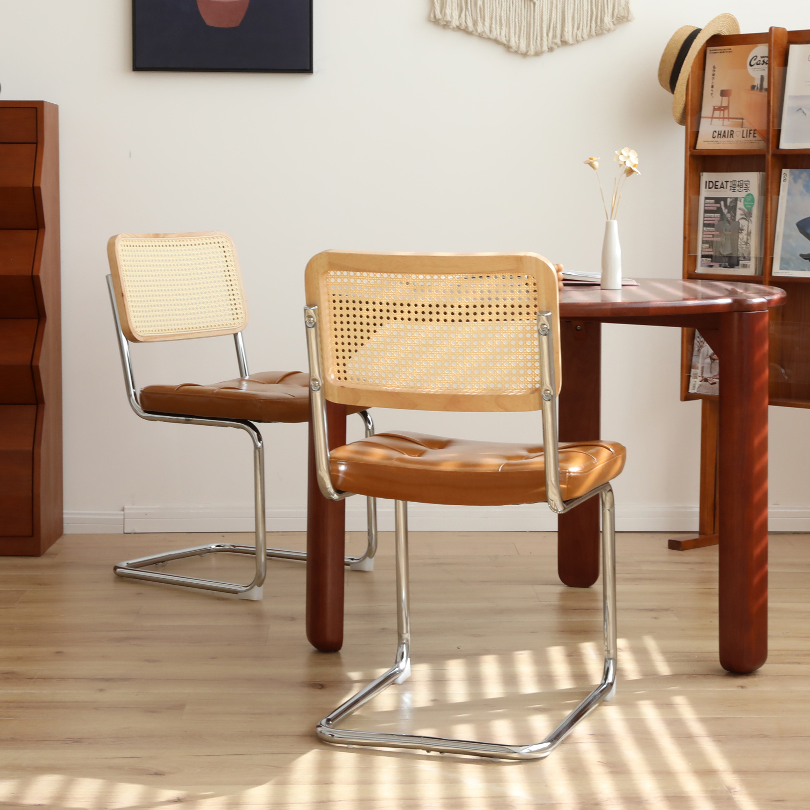 cadre acier chromé très durable, chaises empilables pour rangement facile