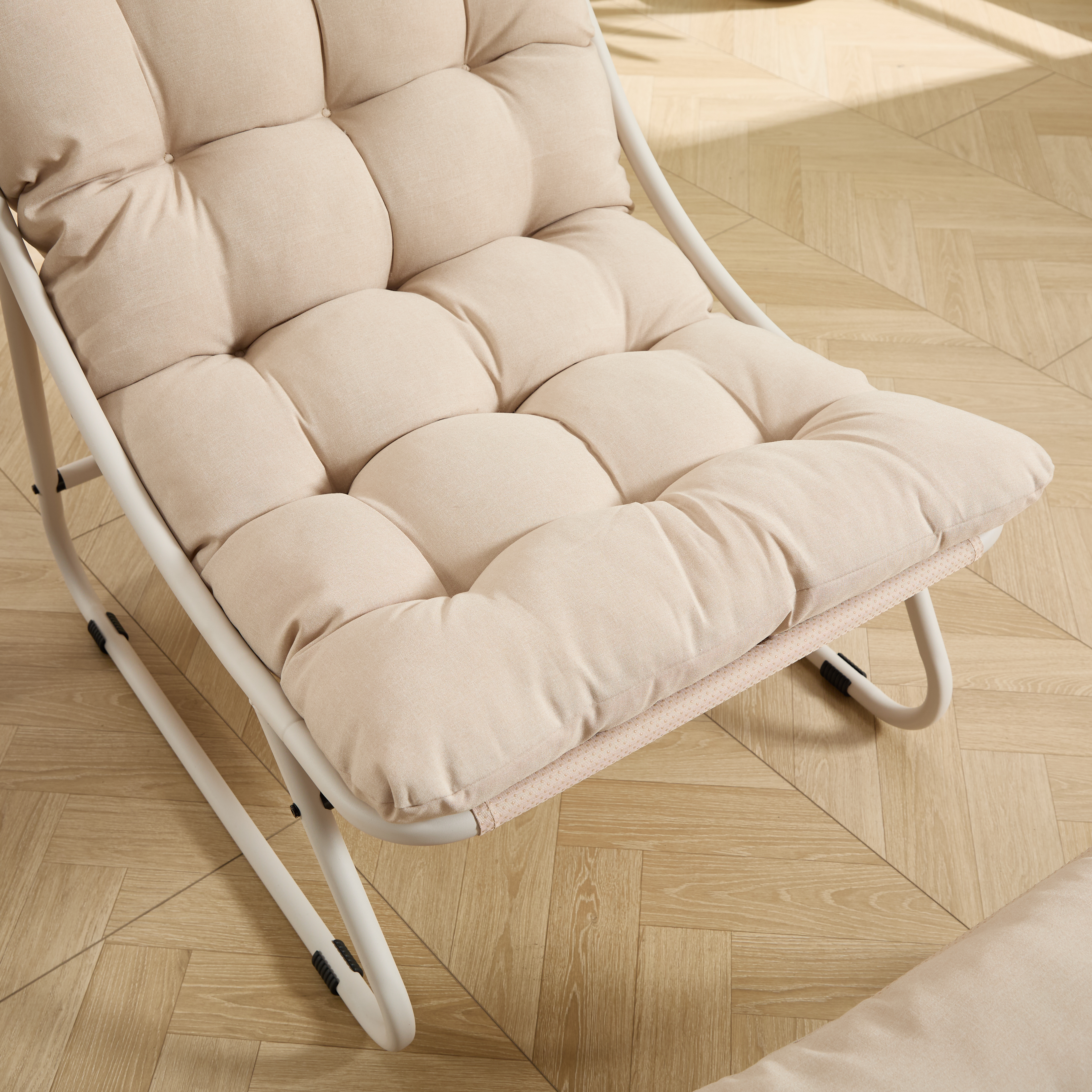 Cadre métallique robuste : fauteuil et repose‑pied chacun charge 300 lbs