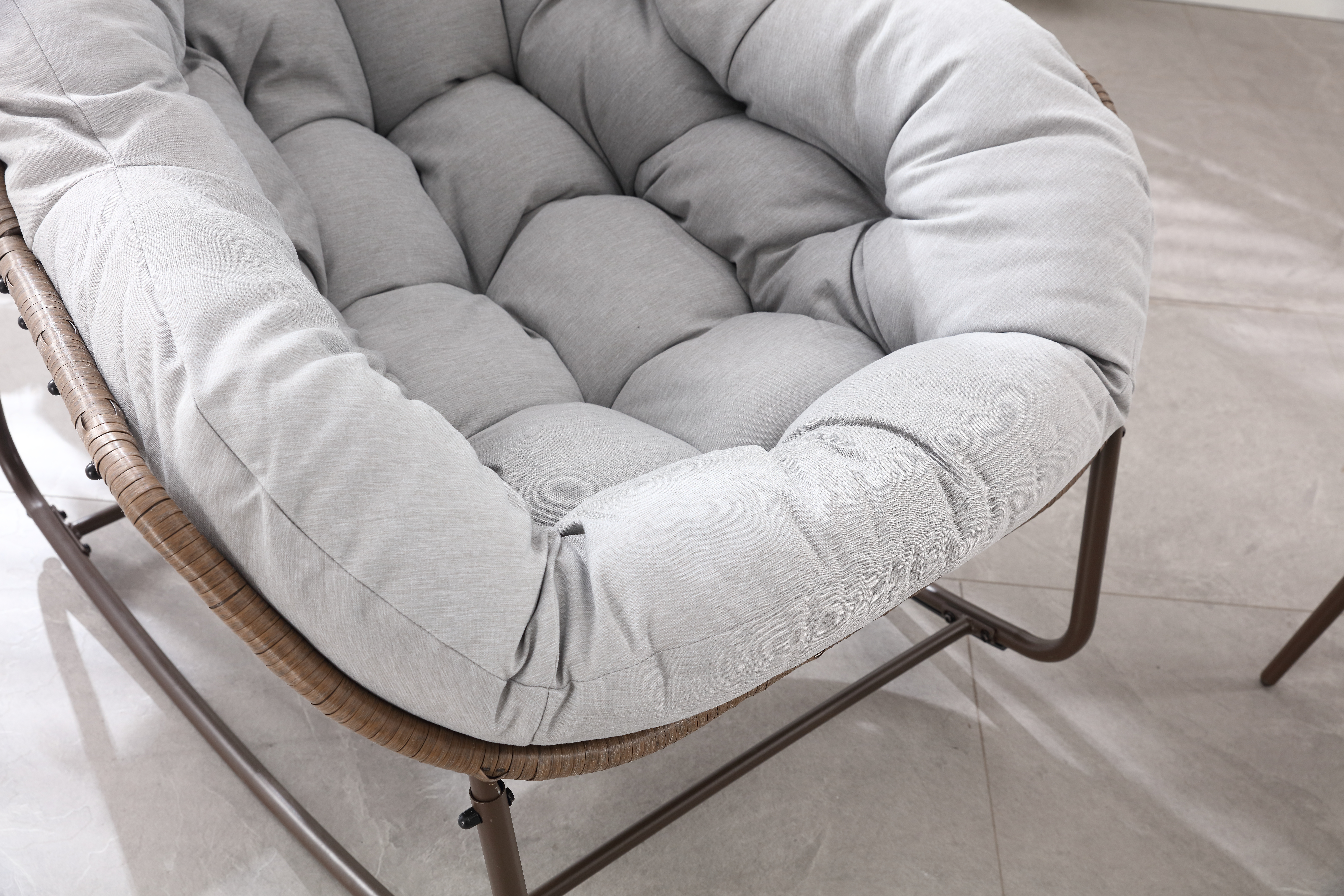 Fauteuil à bascule forme œuf vue générale