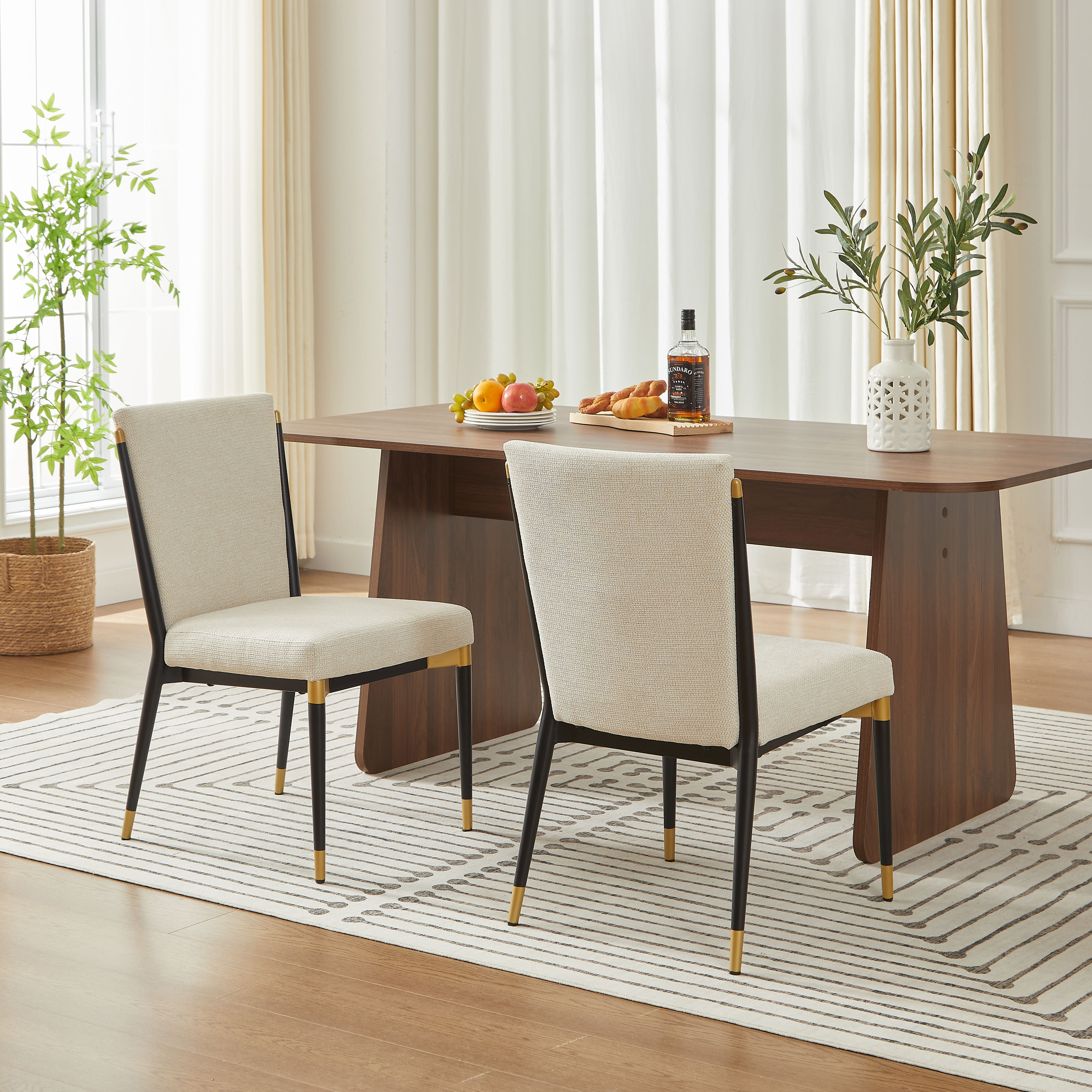 coussins en tissu crème, s’associent aux tables en bois, marbre ou verre