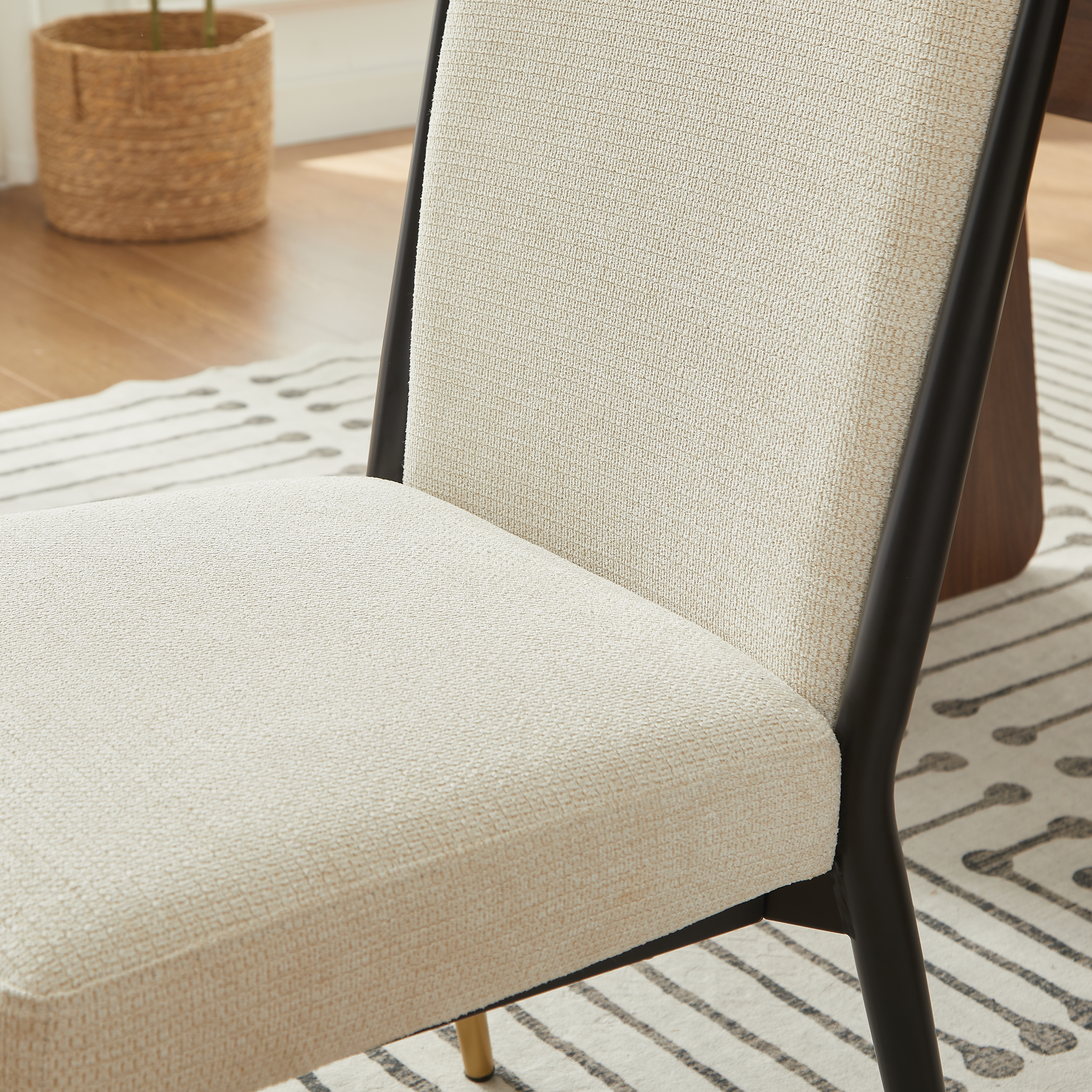 dossier et cadre aux lignes fines et épurées, style minimaliste et scandinave