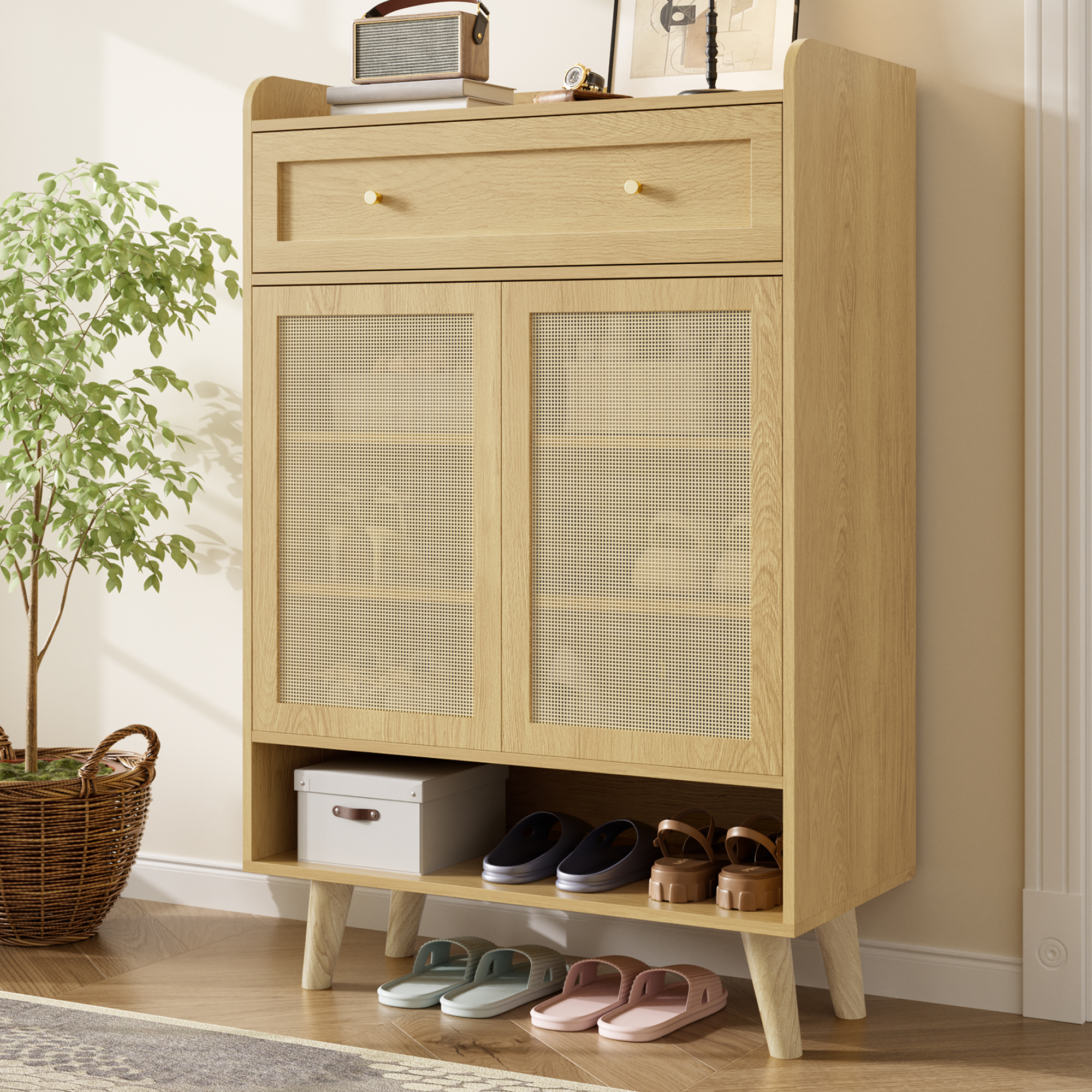Intérieur du meuble avec étagères