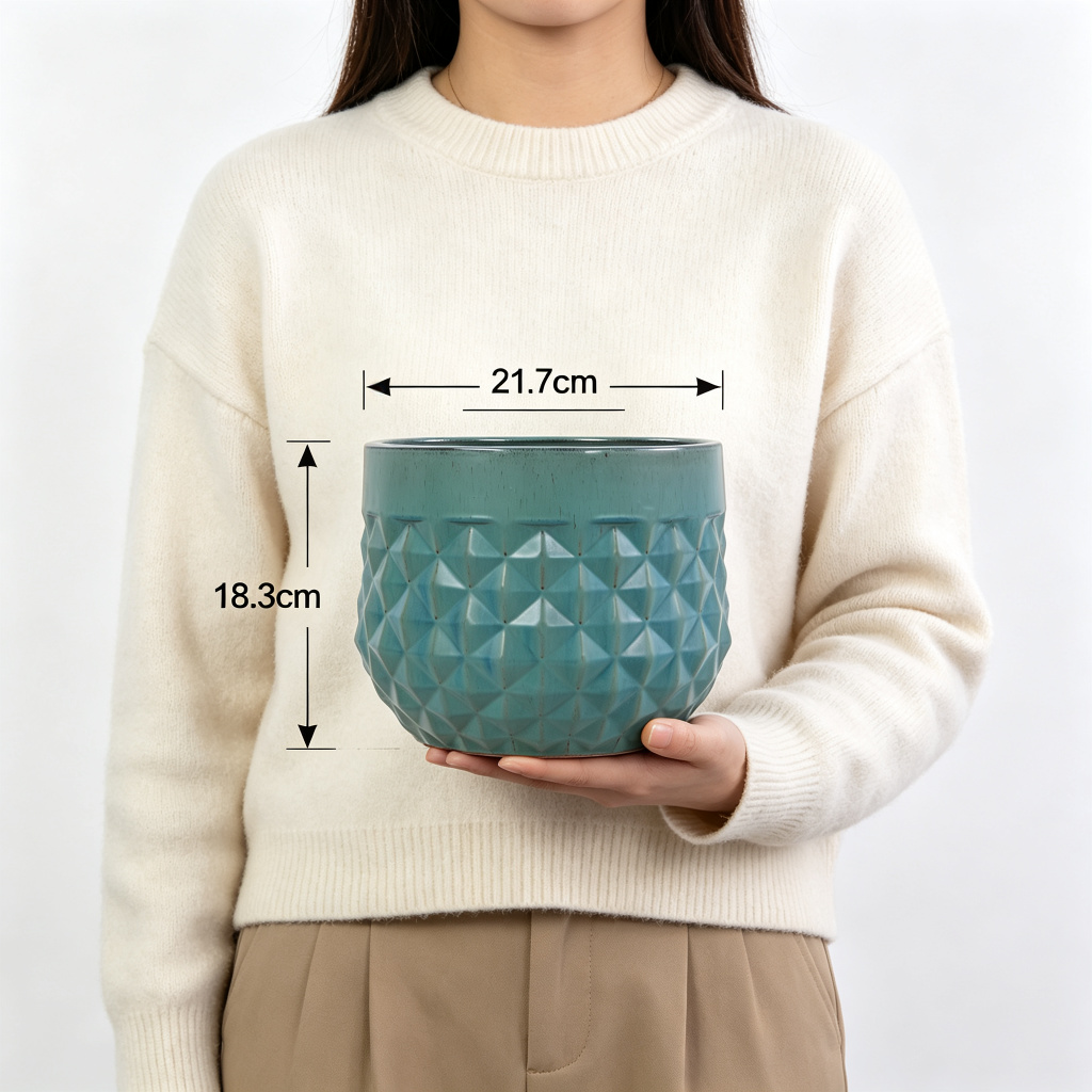 Glaçure brillante turquoise‑bleu, relief géométrique losange, style artistique élégant