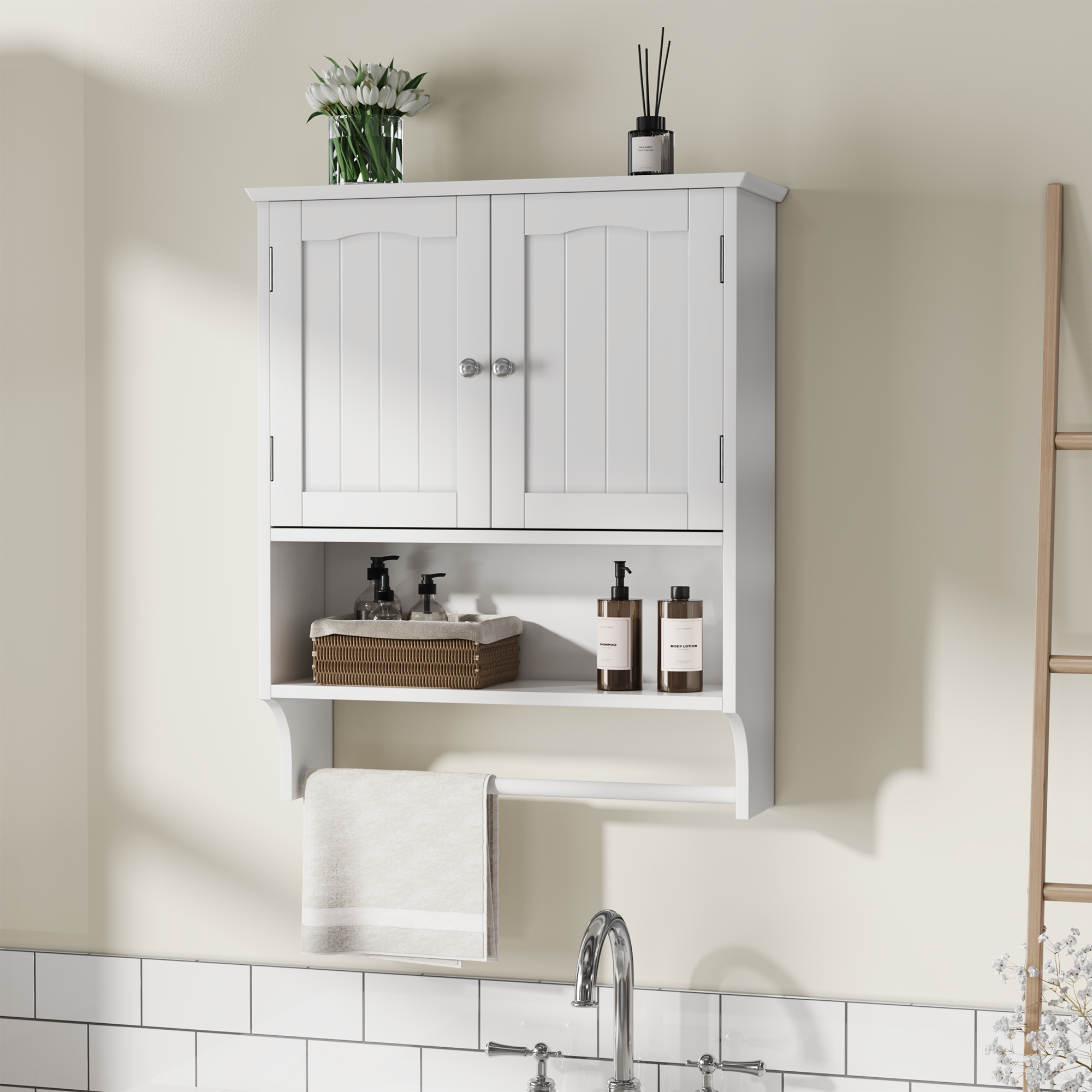 Weißer Badezimmerschrank an der Wand befestigter H