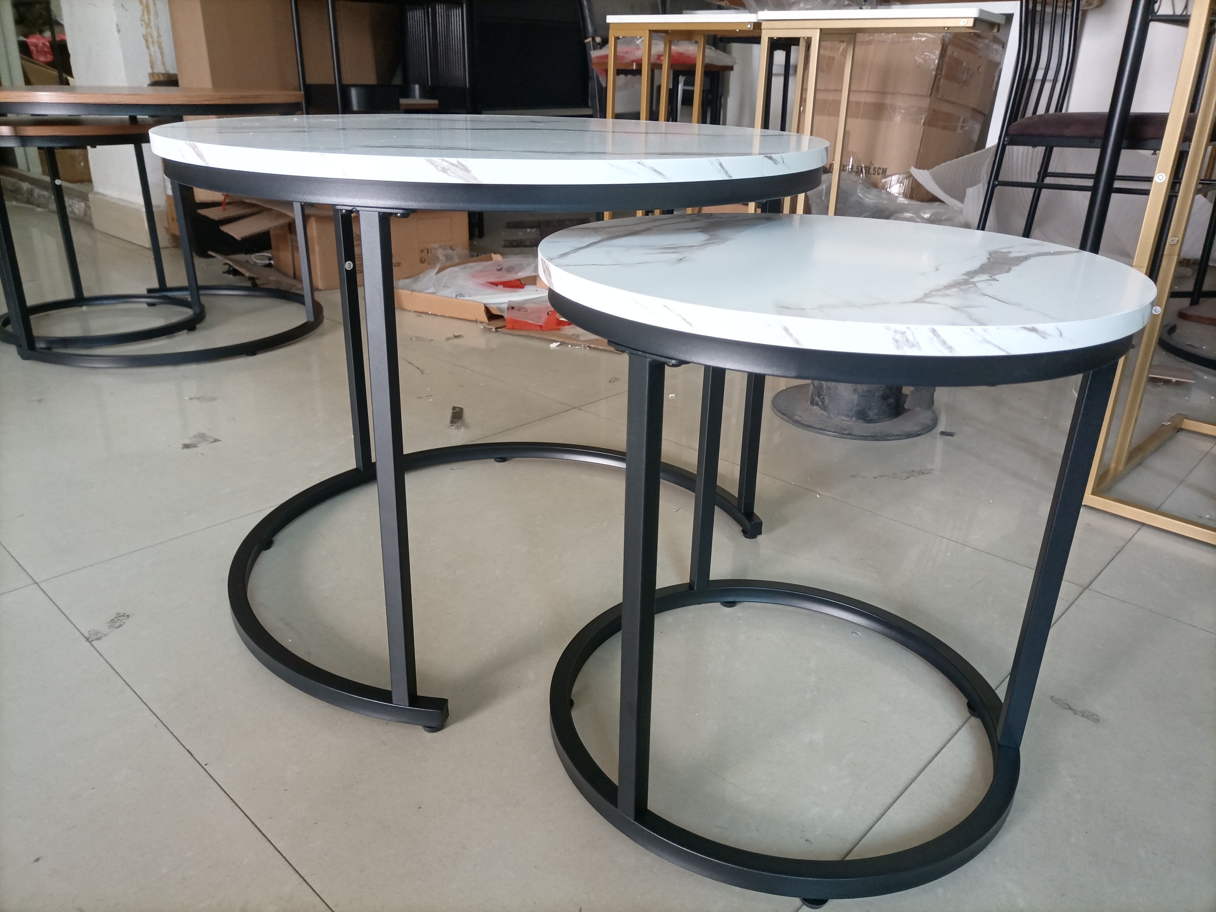 Tables gigognes rondes design moderne, cadre métal noir mat, plateau aspect bois, ensemble grande et petite table, gain de place, pour salon style industriel et minimaliste, utilisation multifonctionnelle - image 10