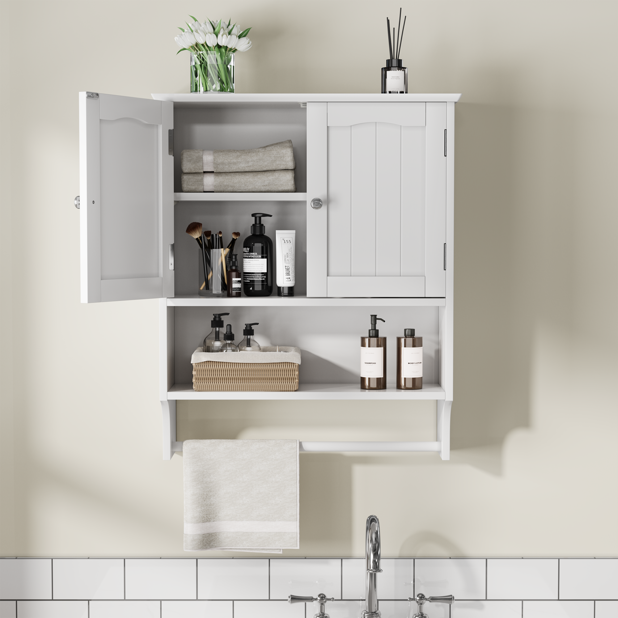 Weißer Badezimmerschrank an der Wand befestigter H