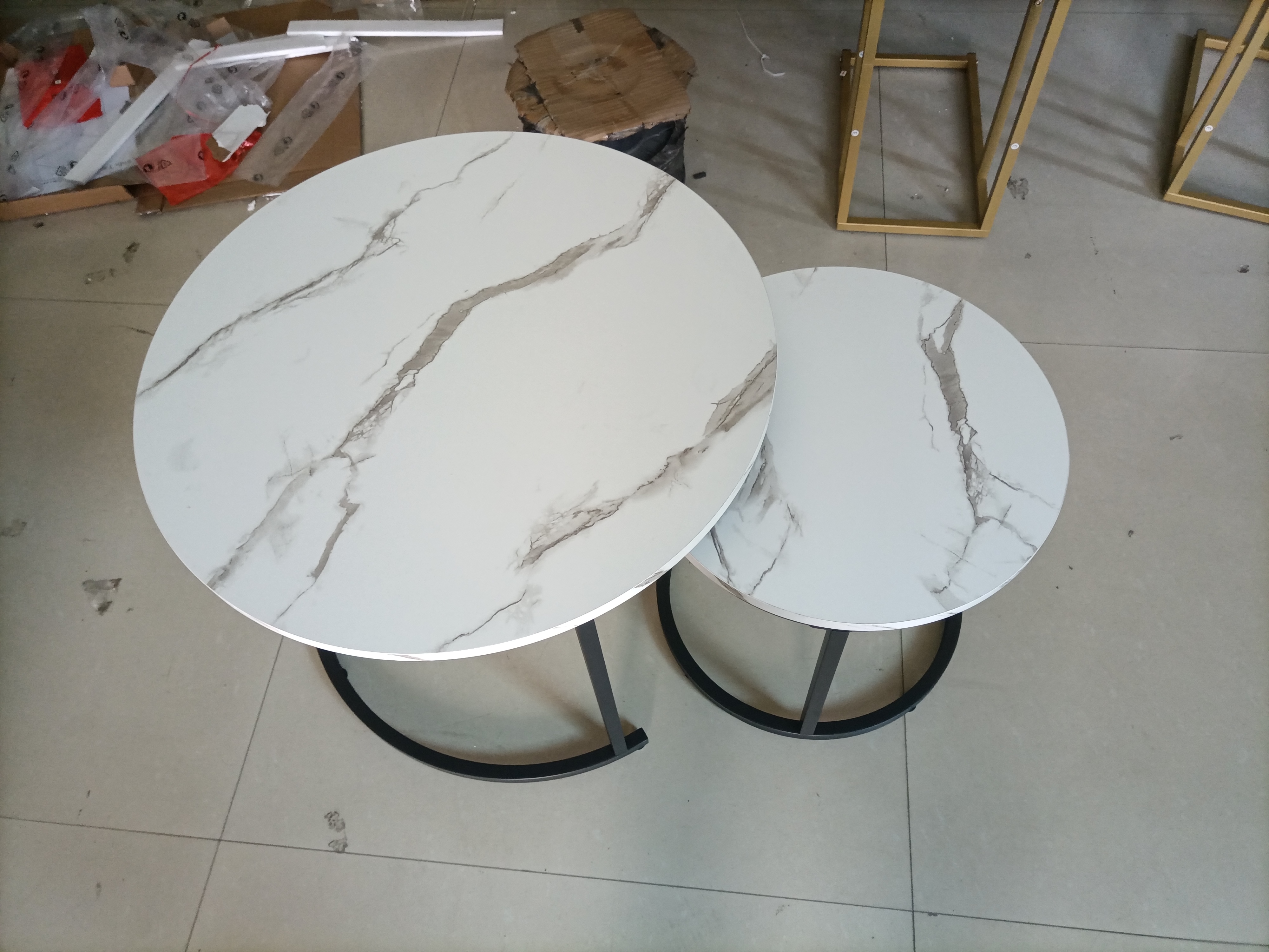 Tables gigognes rondes design moderne, cadre métal noir mat, plateau aspect bois, ensemble grande et petite table, gain de place, pour salon style industriel et minimaliste, utilisation multifonctionnelle - image 9