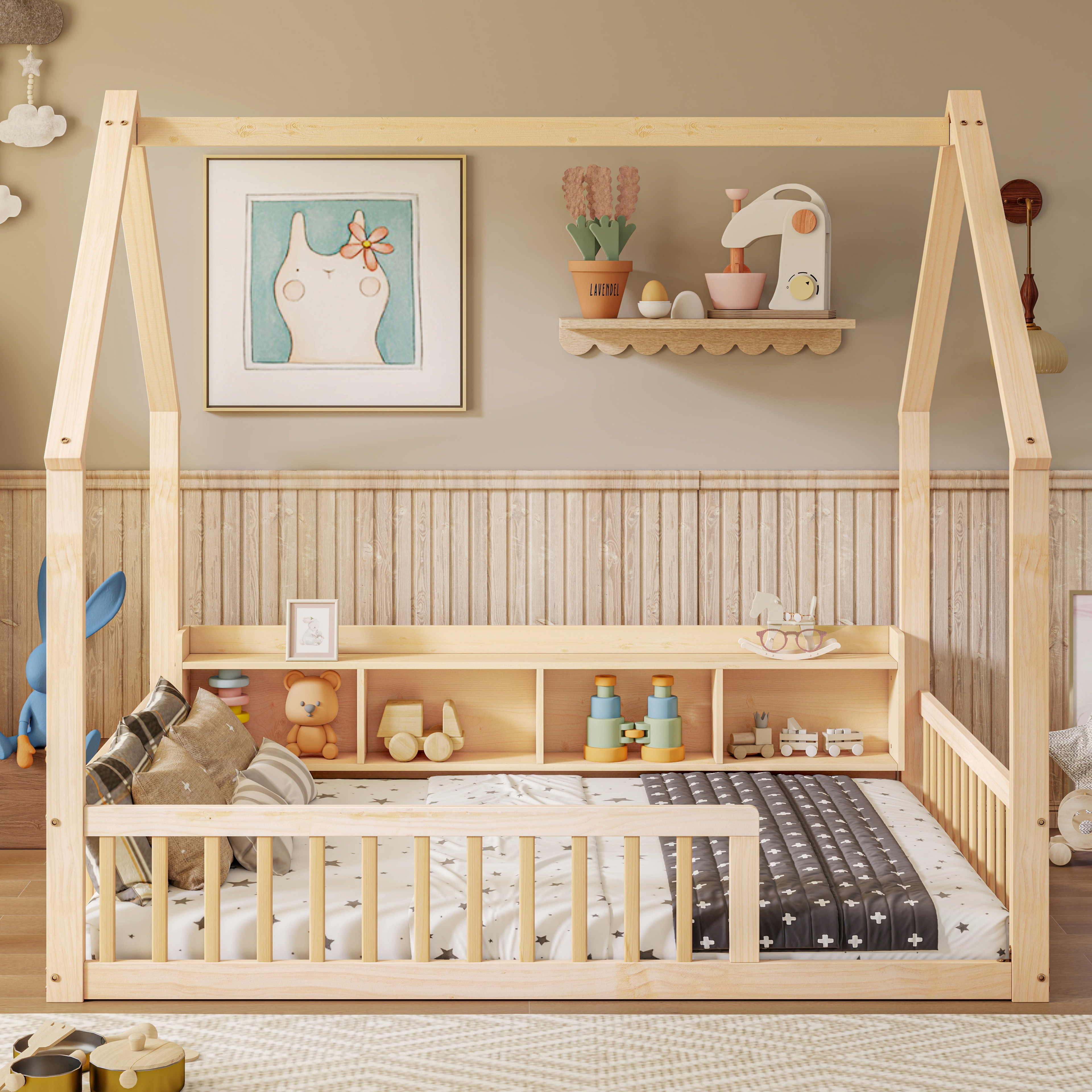 Vue de face du lit cabane enfant en bois naturel avec barrières à barreaux, large ouverture d'accès et quatre rangements intégrés