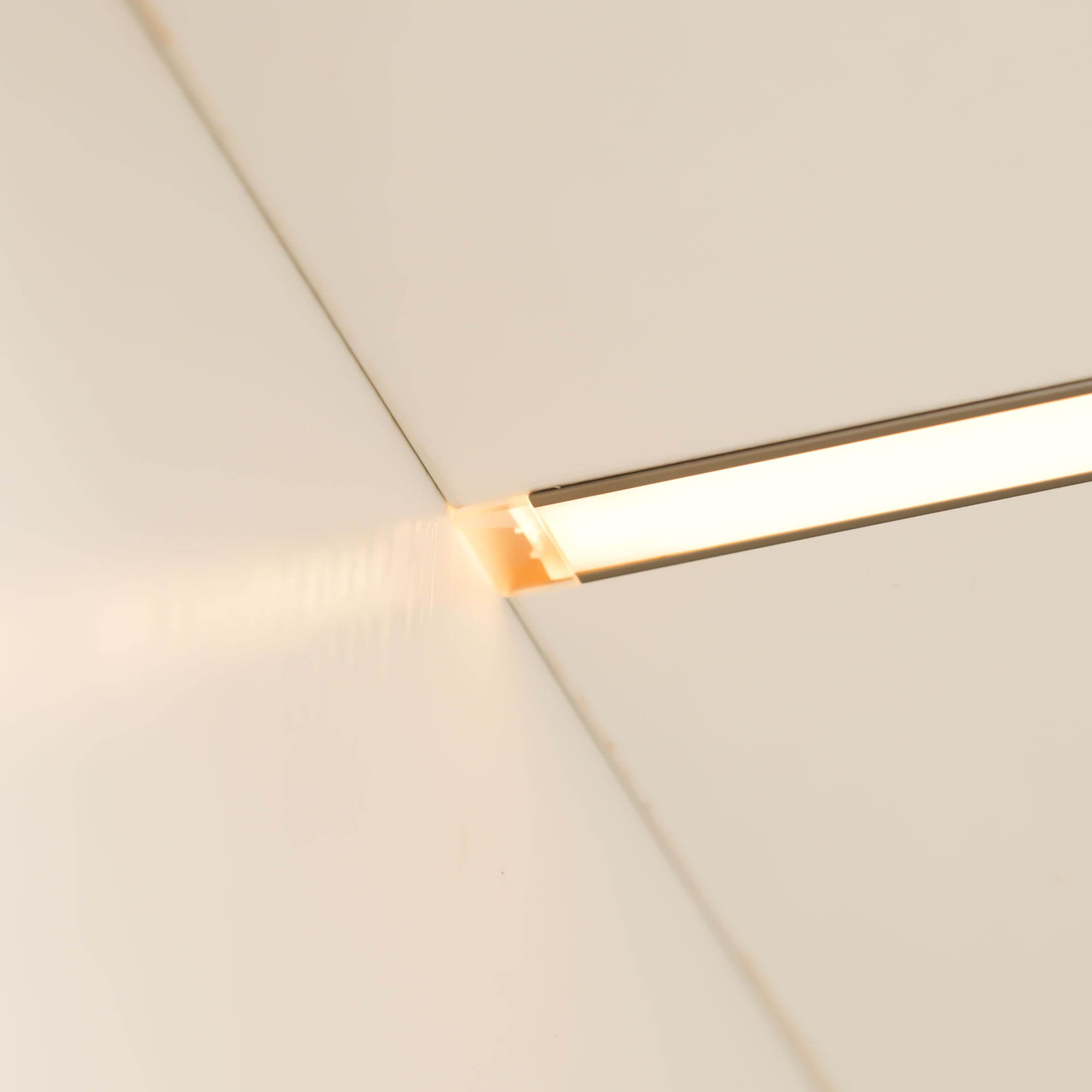 Vitrine avec éclairage LED encastré lumière chaude