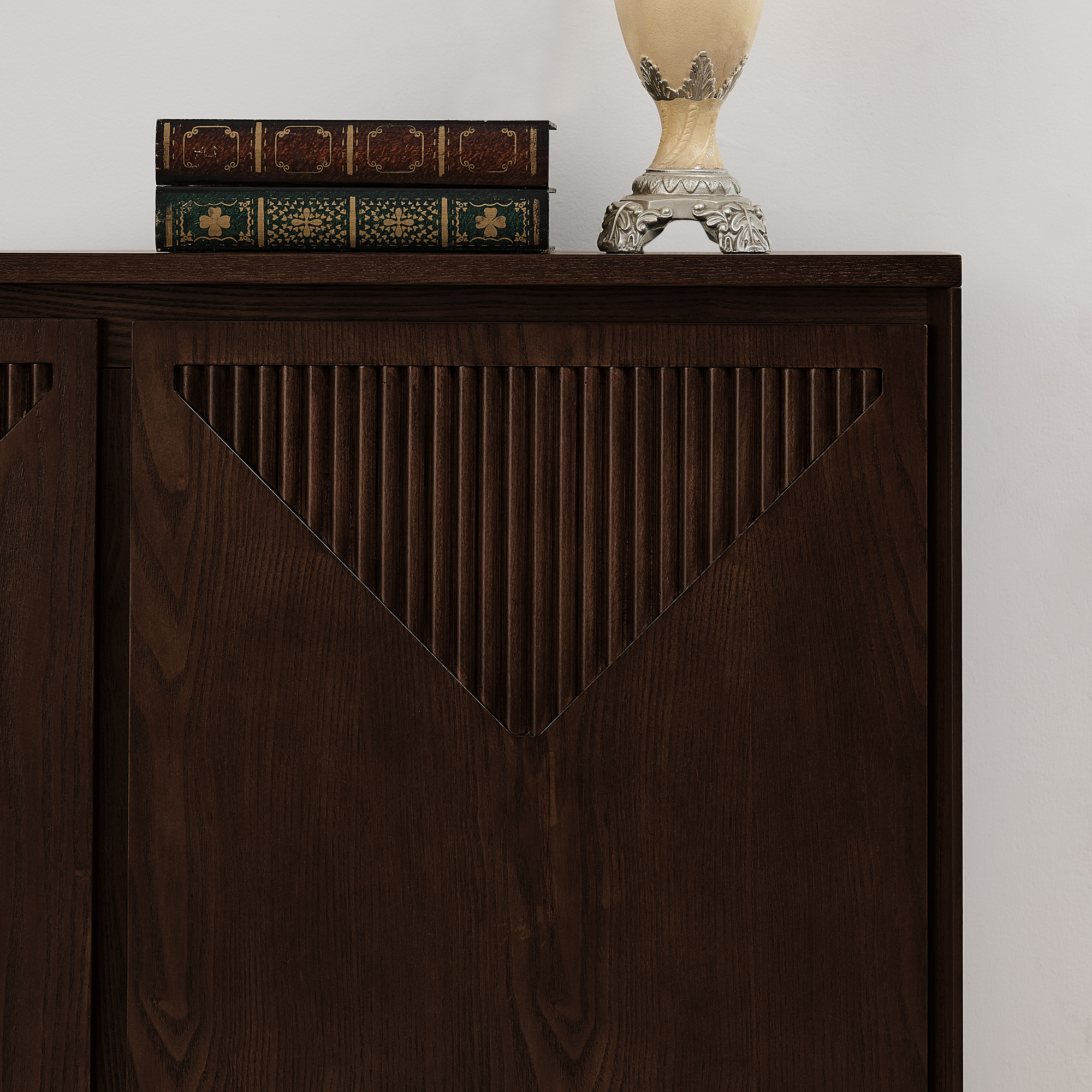 Buffet bas 99,06 cm, meuble de rangement avec façades rainurées, MDF et bois massif, Effet noyer