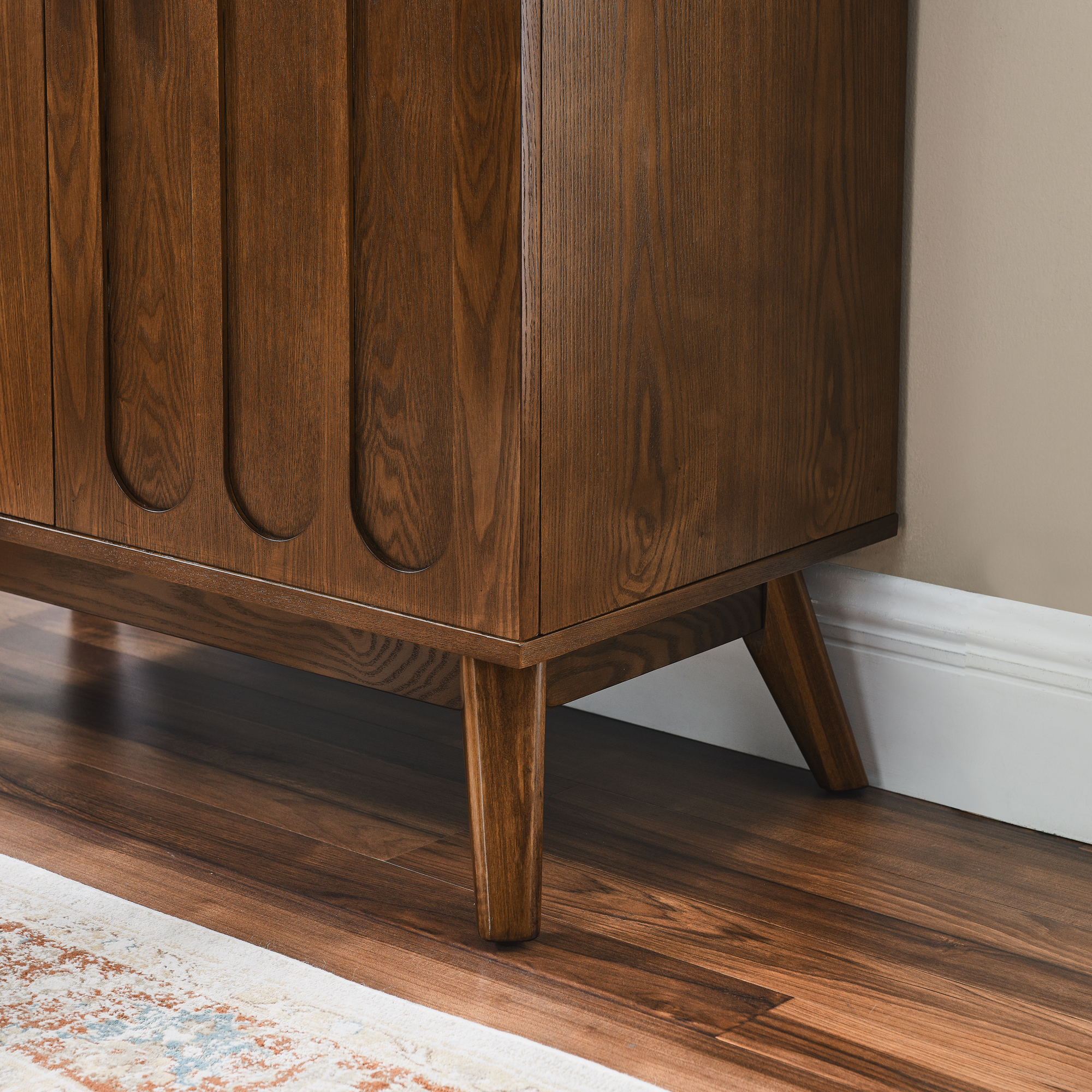 Buffet bas 80,01 cm, meuble de rangement avec étagères réglables, façades rainurées, MDF et bois massif, Effet noyer