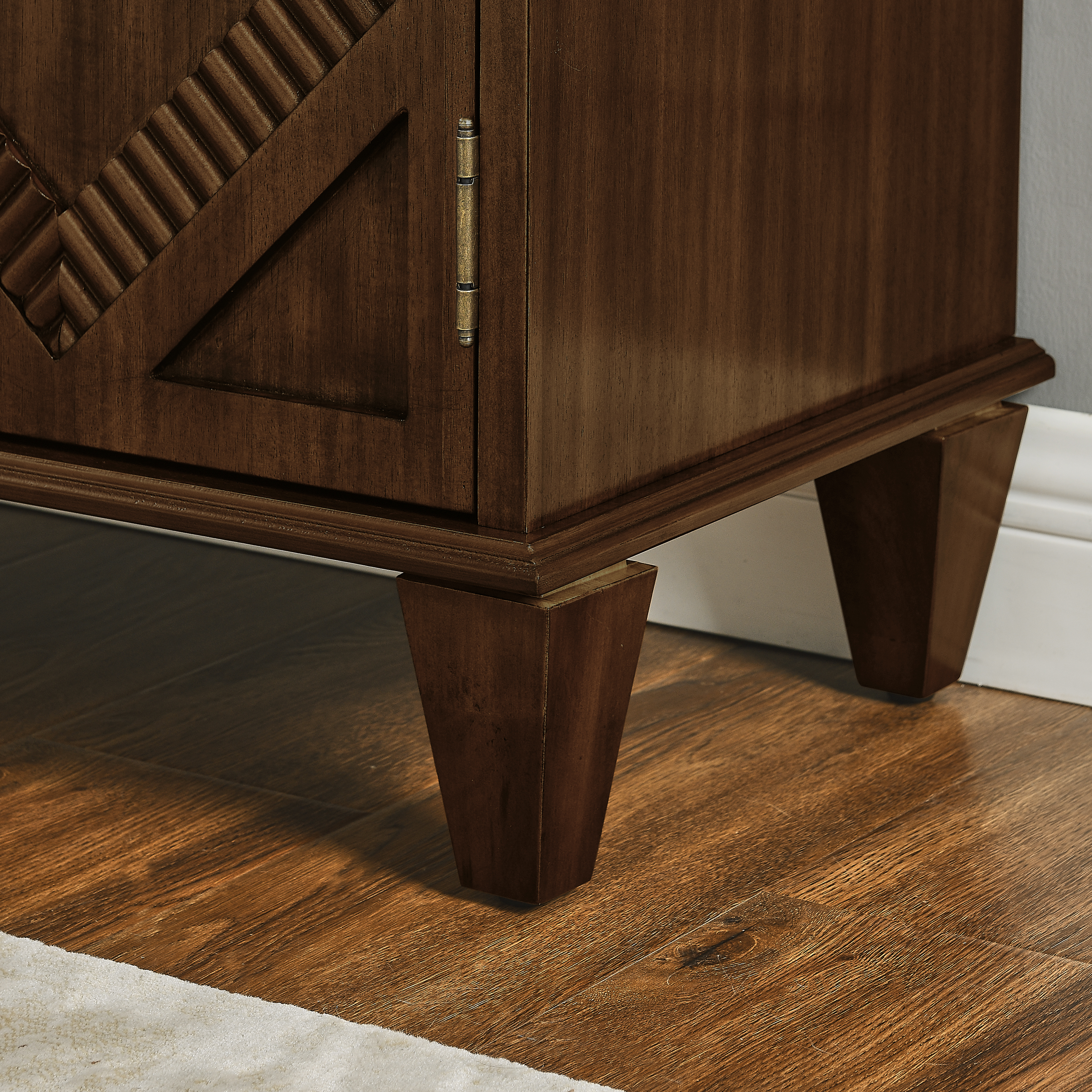Buffet bas 85,29 cm, meuble de rangement avec étagères réglables, façades rainurées, MDF et bois massif, Effet noyer