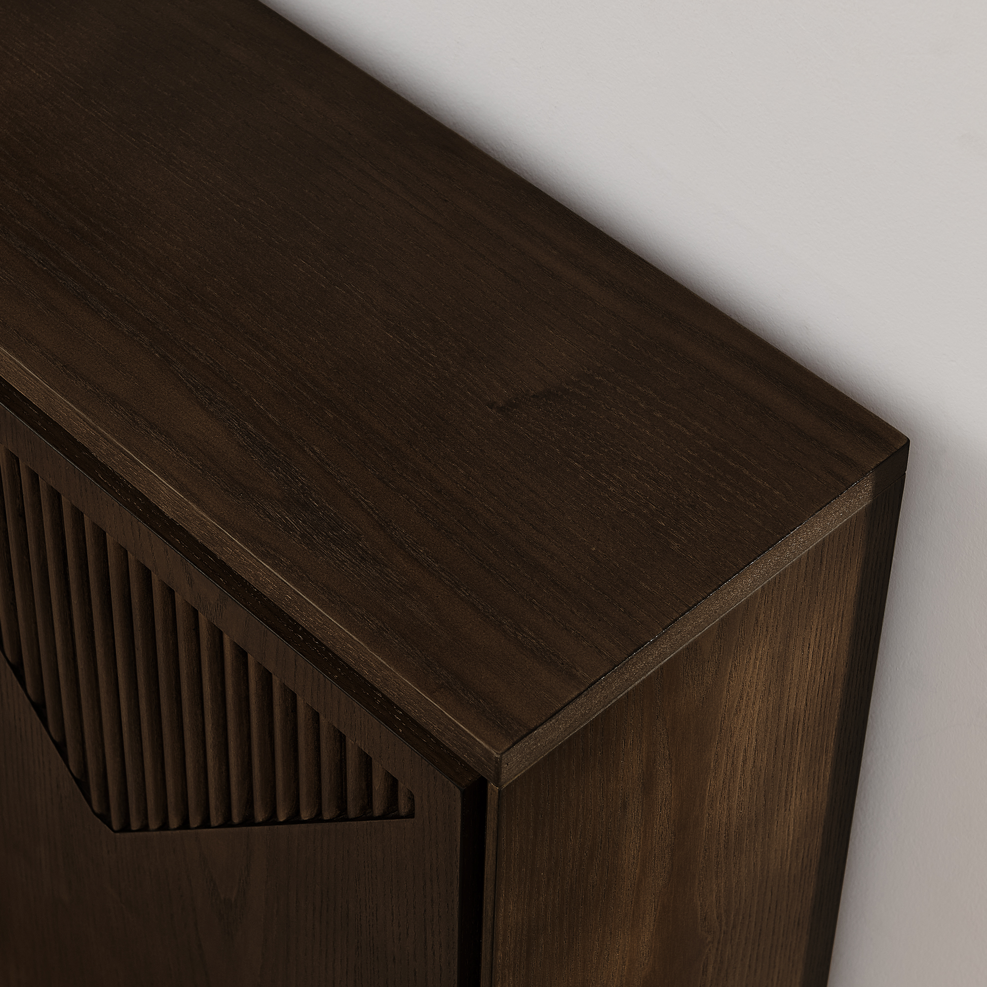 Buffet bas 99,06 cm, meuble de rangement avec façades rainurées, MDF et bois massif, Marron
