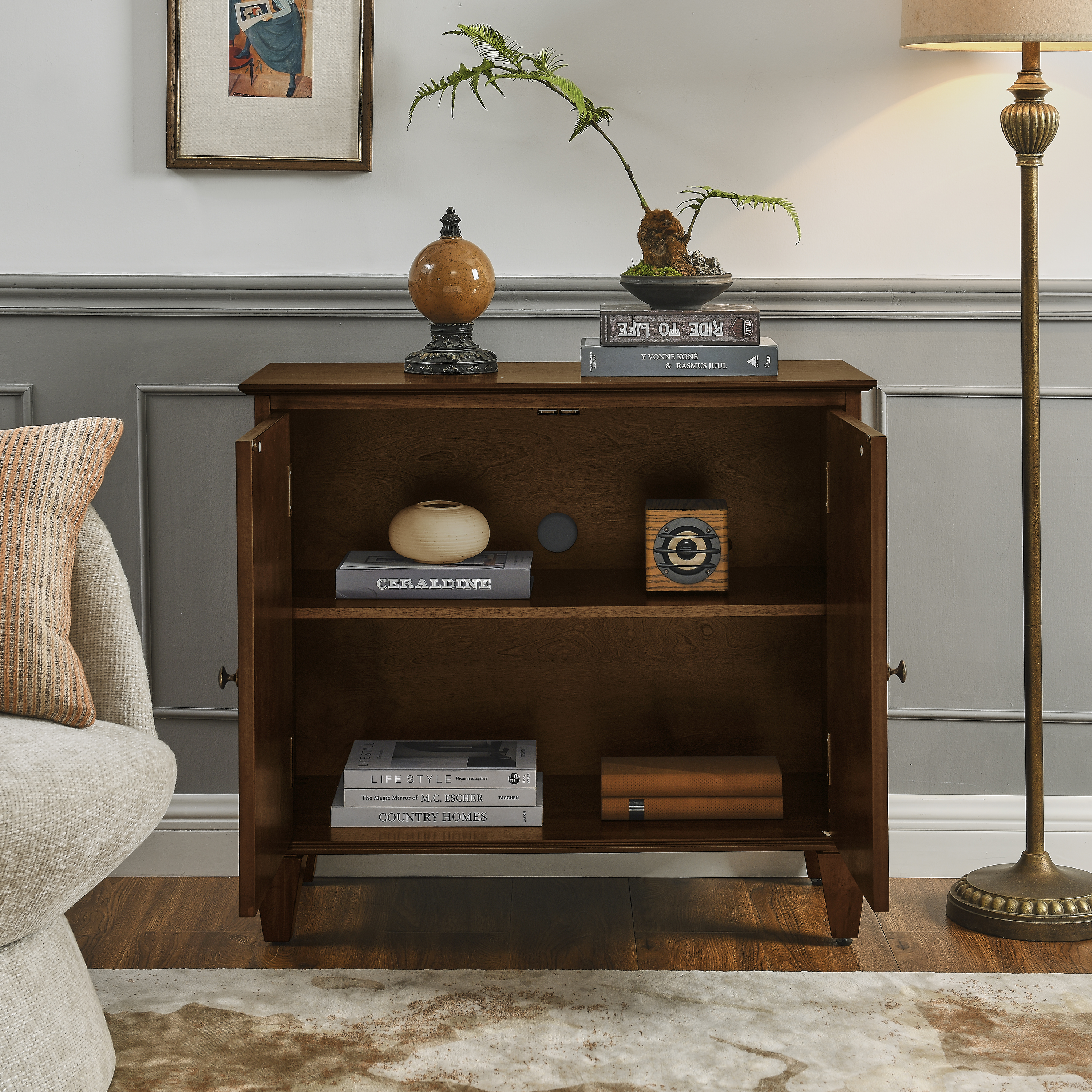 Buffet bas 85,29 cm, meuble de rangement avec étagères réglables, façades rainurées, MDF et bois massif, Effet noyer